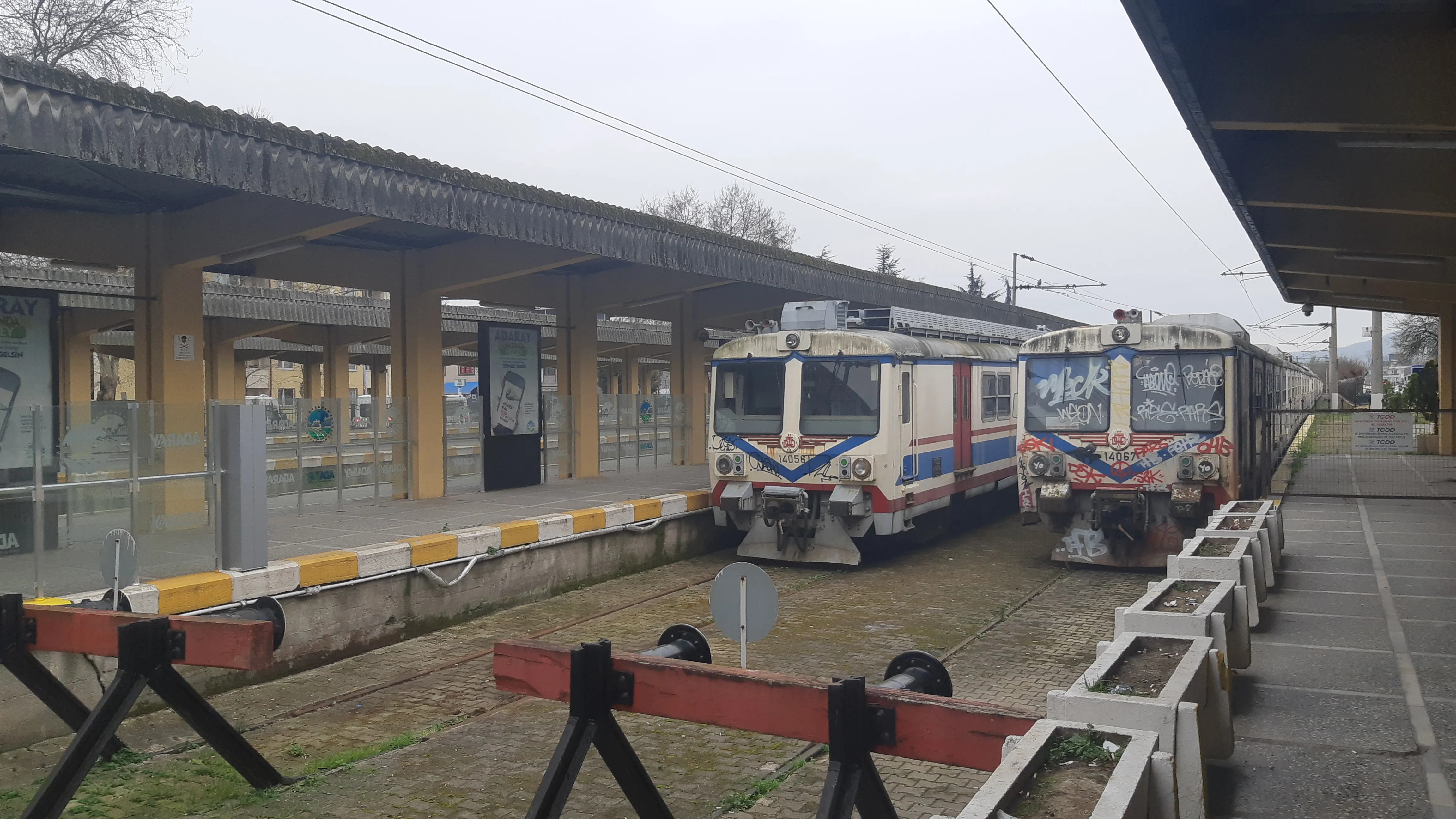 Gar sahasında bulunan eski trenler