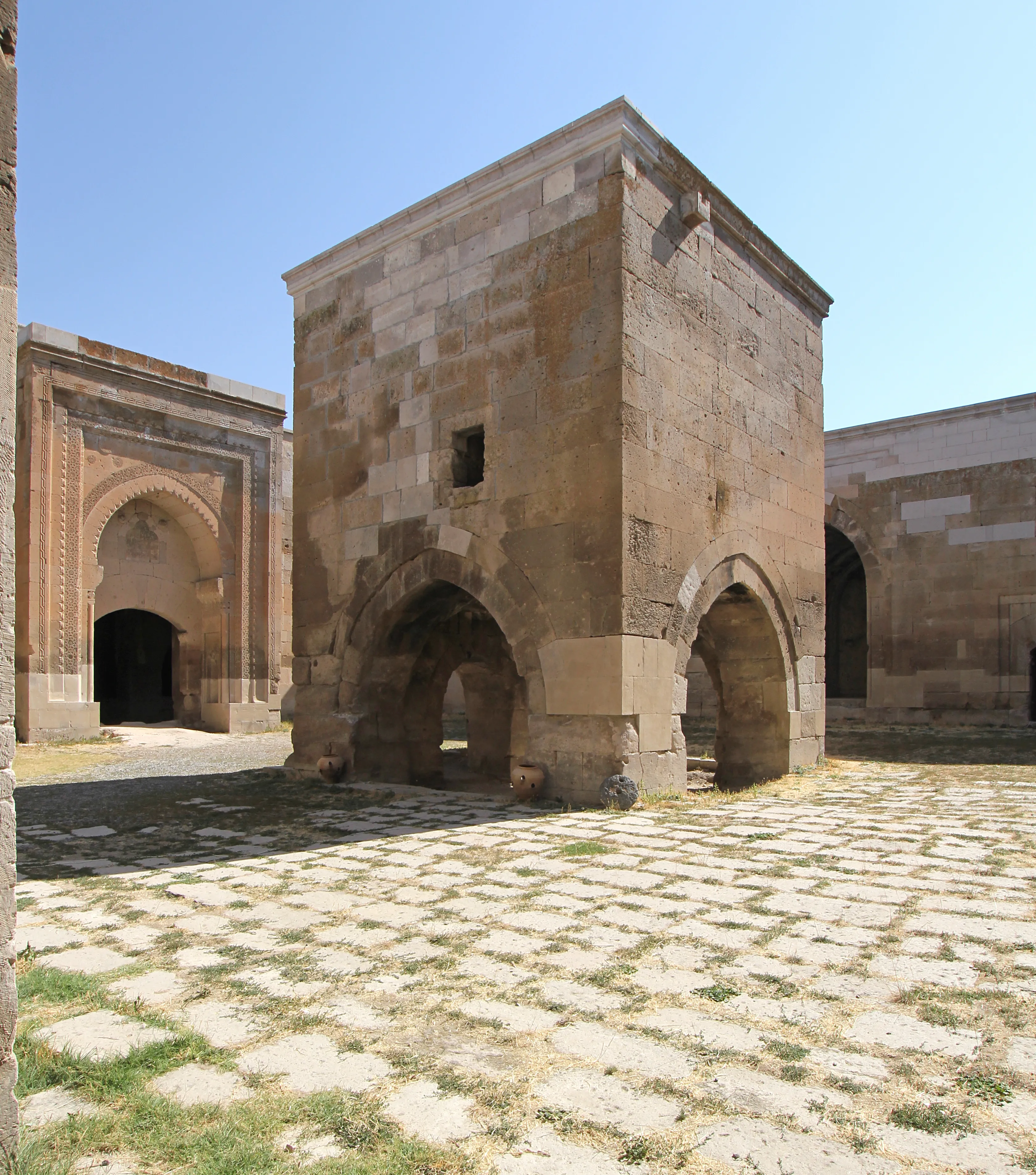 Yükseltilmiş cami ile ana avlu