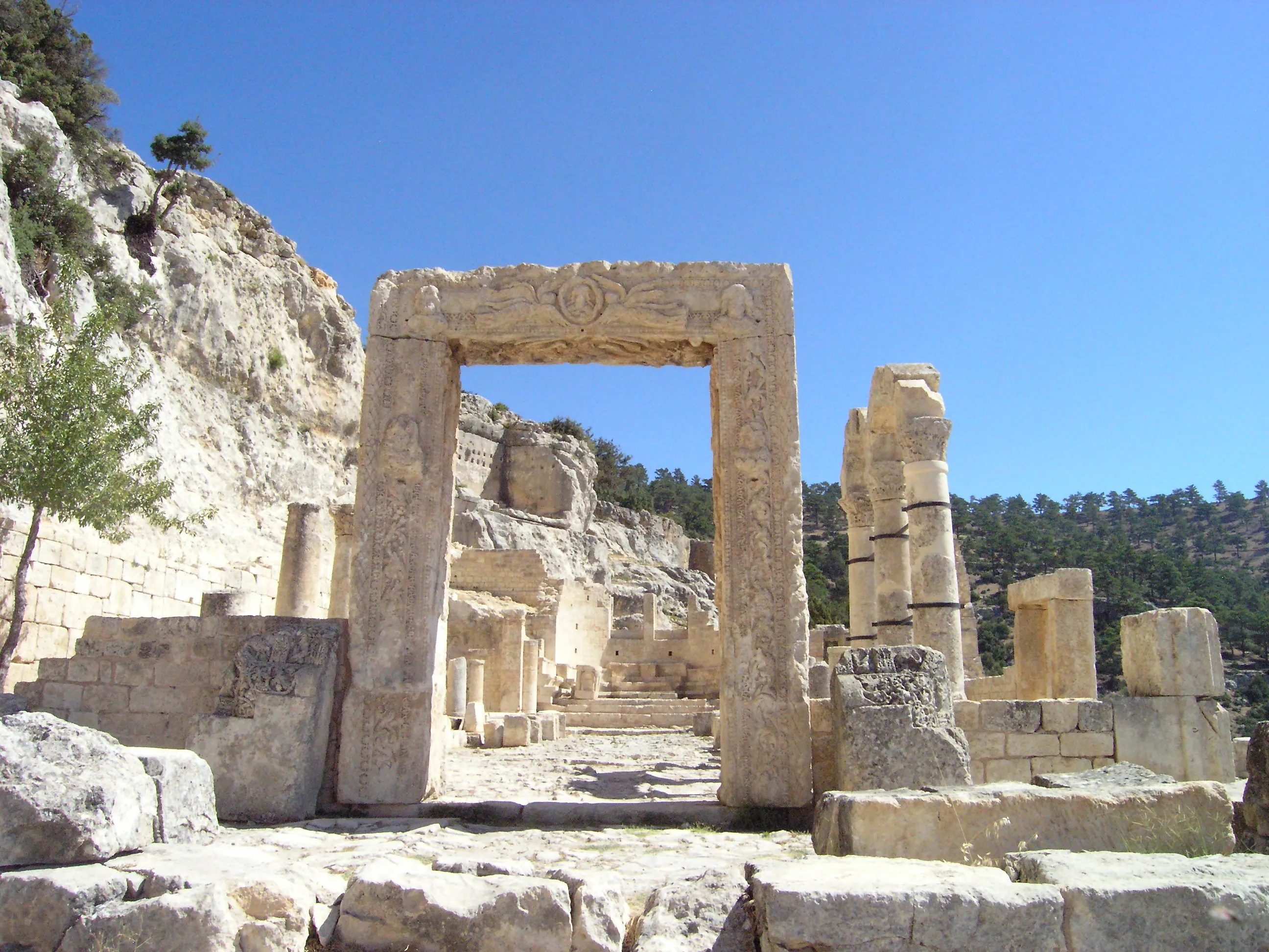 Batı Kilise girişi