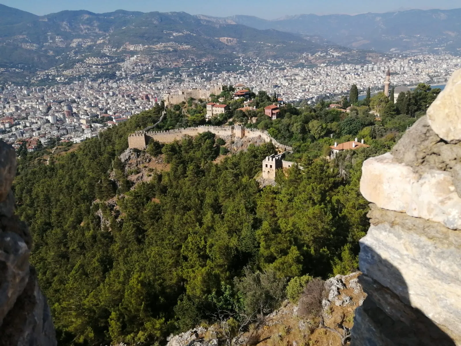 Kalenin genel görünümü ile arka plandaki Alanya (Haziran 2021)