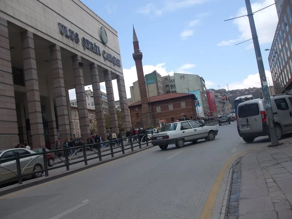 Yolun sol tarafında Ulus Şehir Çarşısı, sağ tarafında karşısında Anafartalar Çarşısı