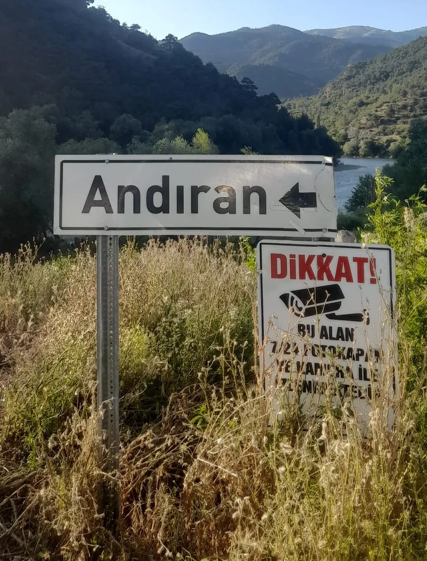 Köyü gösteren tabela