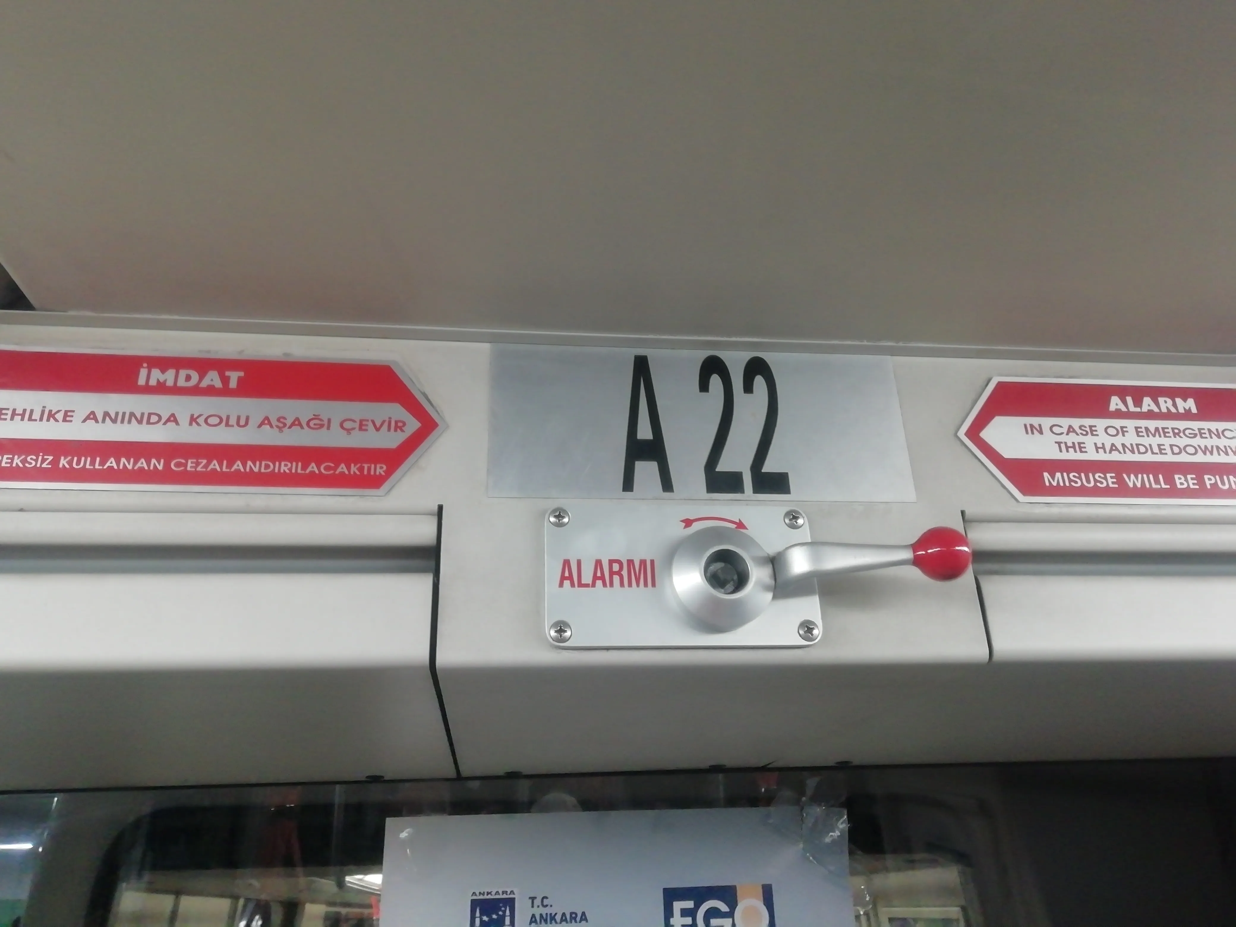 A22 numaralı aracın kodu, acil durum kolunun hemen üzerinde