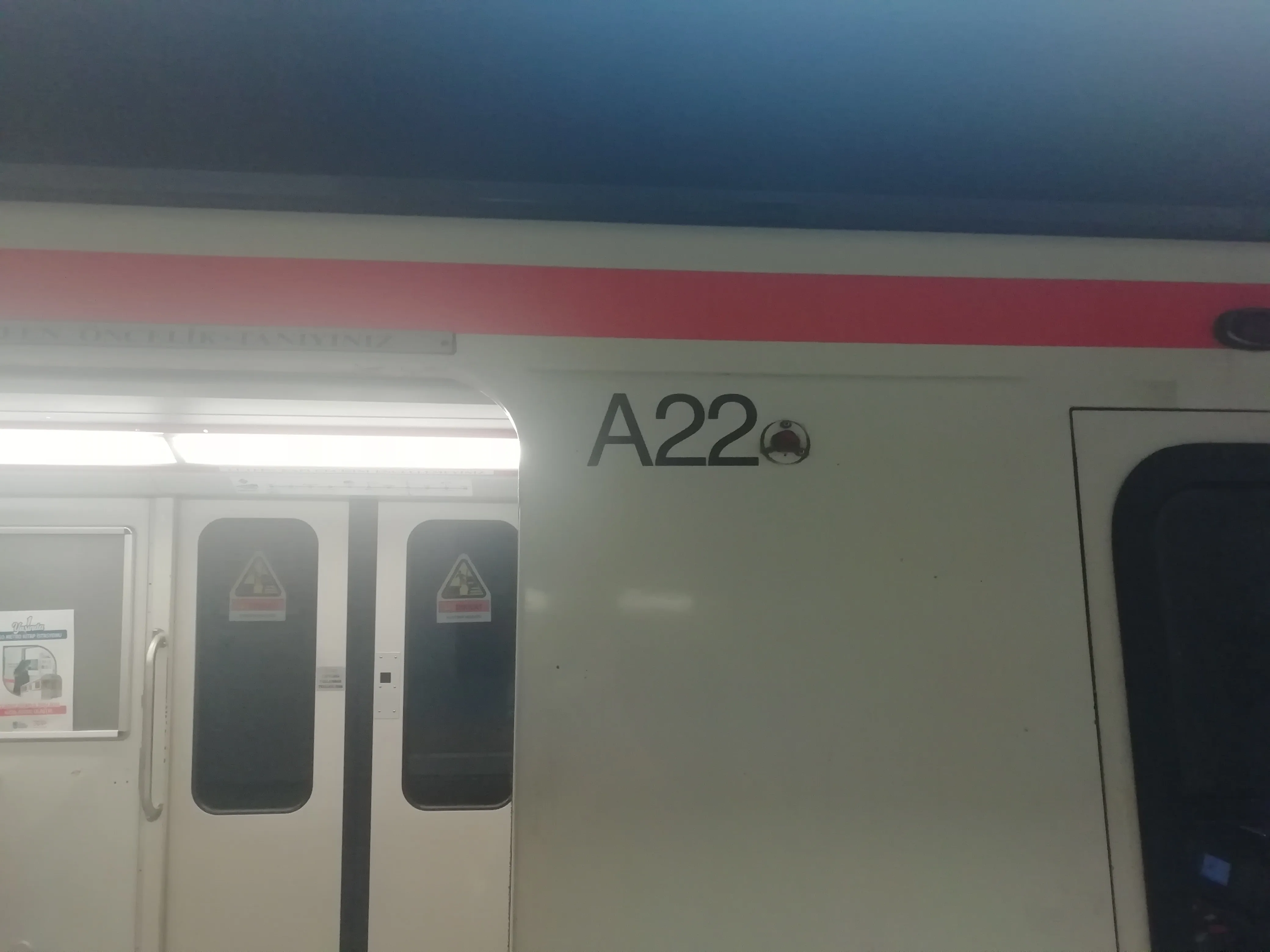 A22 numaralı aracın kodu, en ön kapının hemen yanında