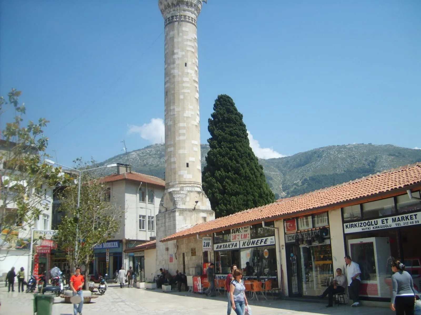 Antakya merkezinden, arka planda Habib-i Neccar Dağı