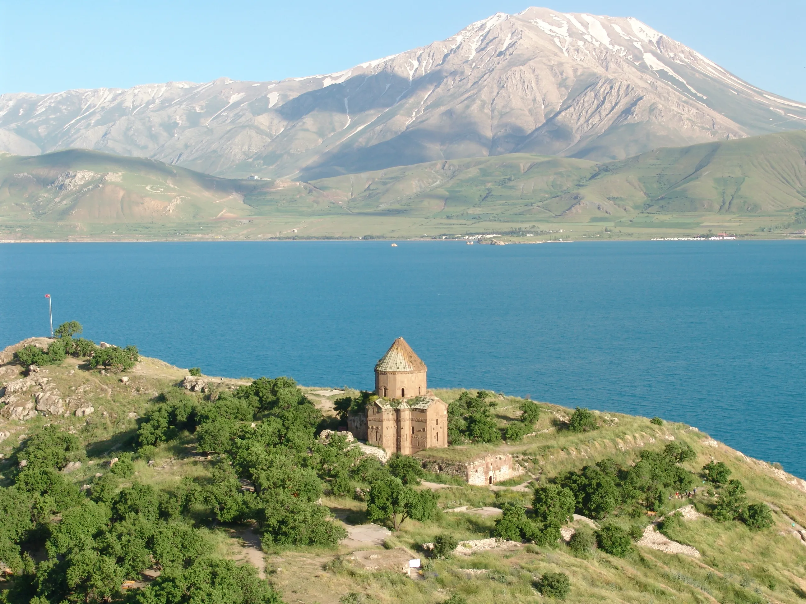 Akdamar Adasından Artos Dağı zirvesinin görünümü
