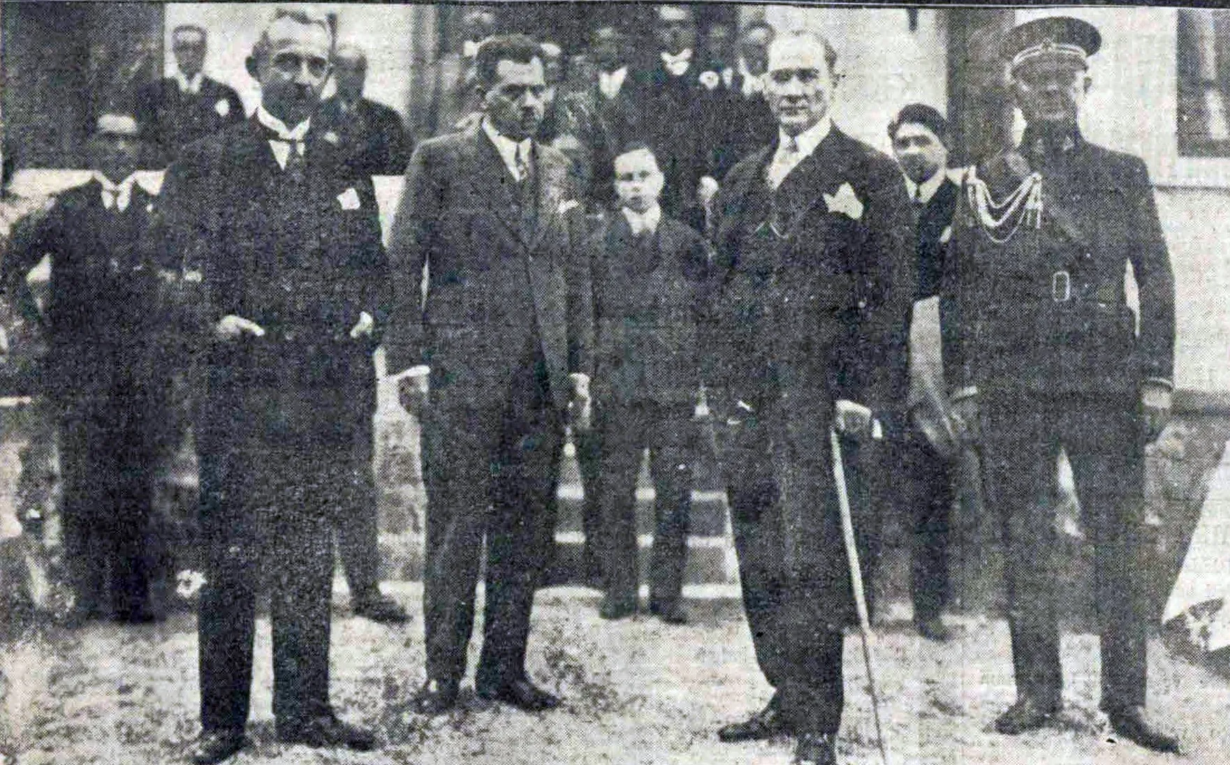 7 Mayıs 1929 tarihli Milliyet gazetesinde Mustafa Kemal Paşa, İsmet Paşa ve Kazım Paşaları Gazi Çiftliği'nde gösteren bir fotoğraf