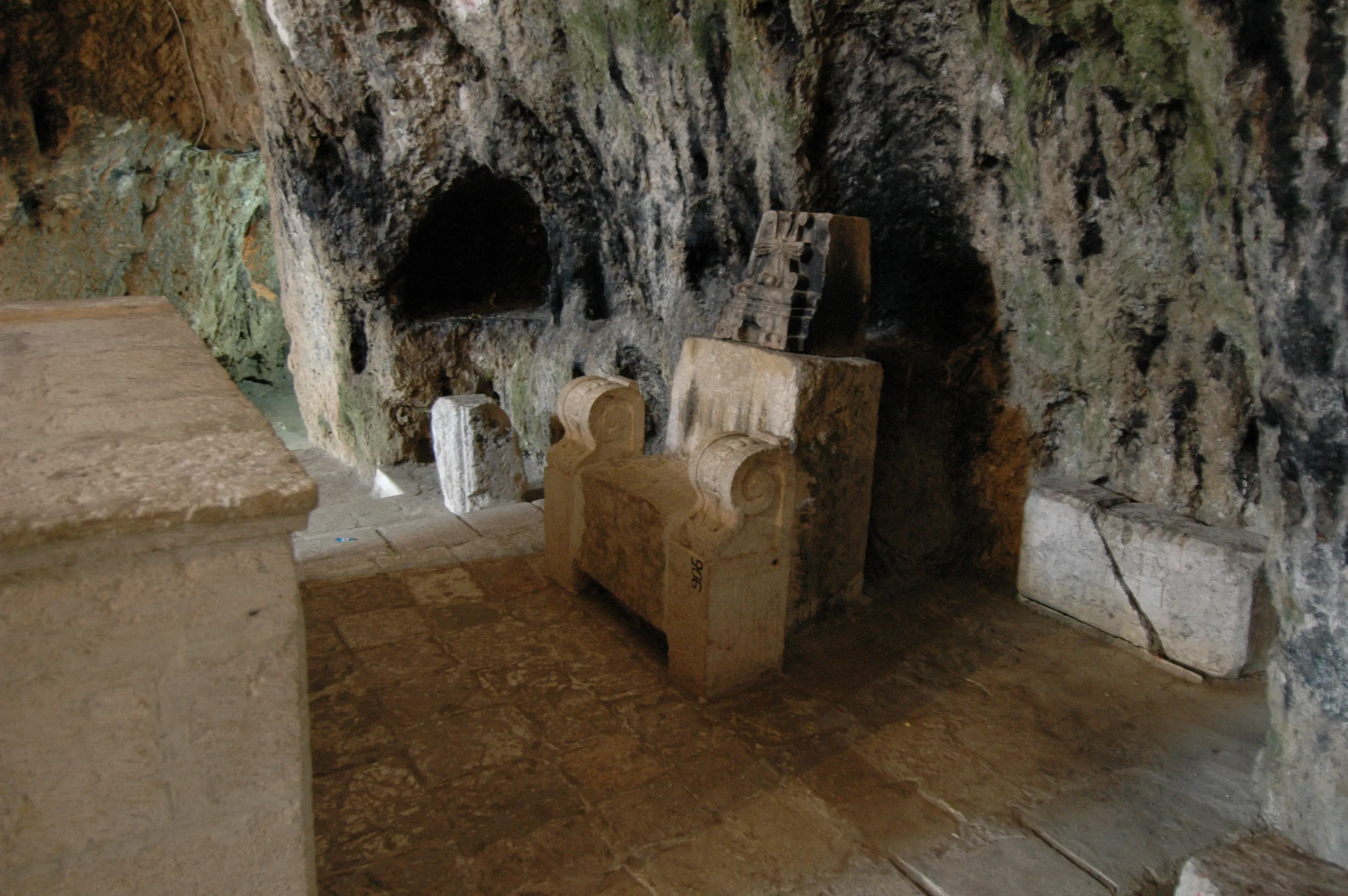 Taş kürsü