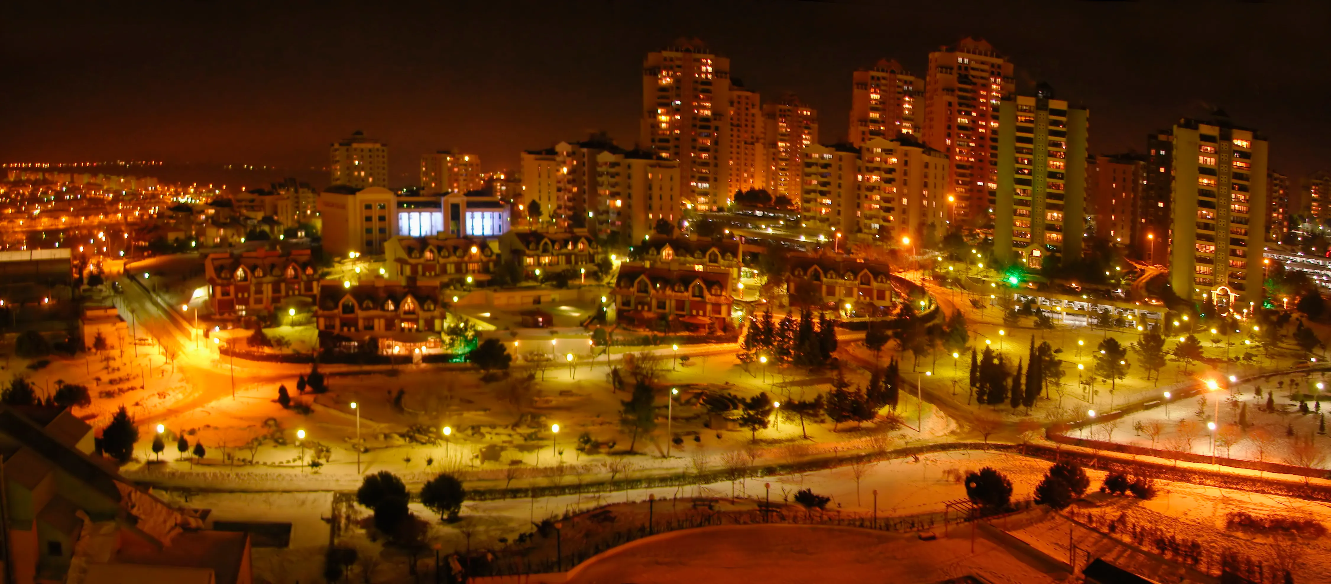 Bahçeşehir'in gece görünümü
