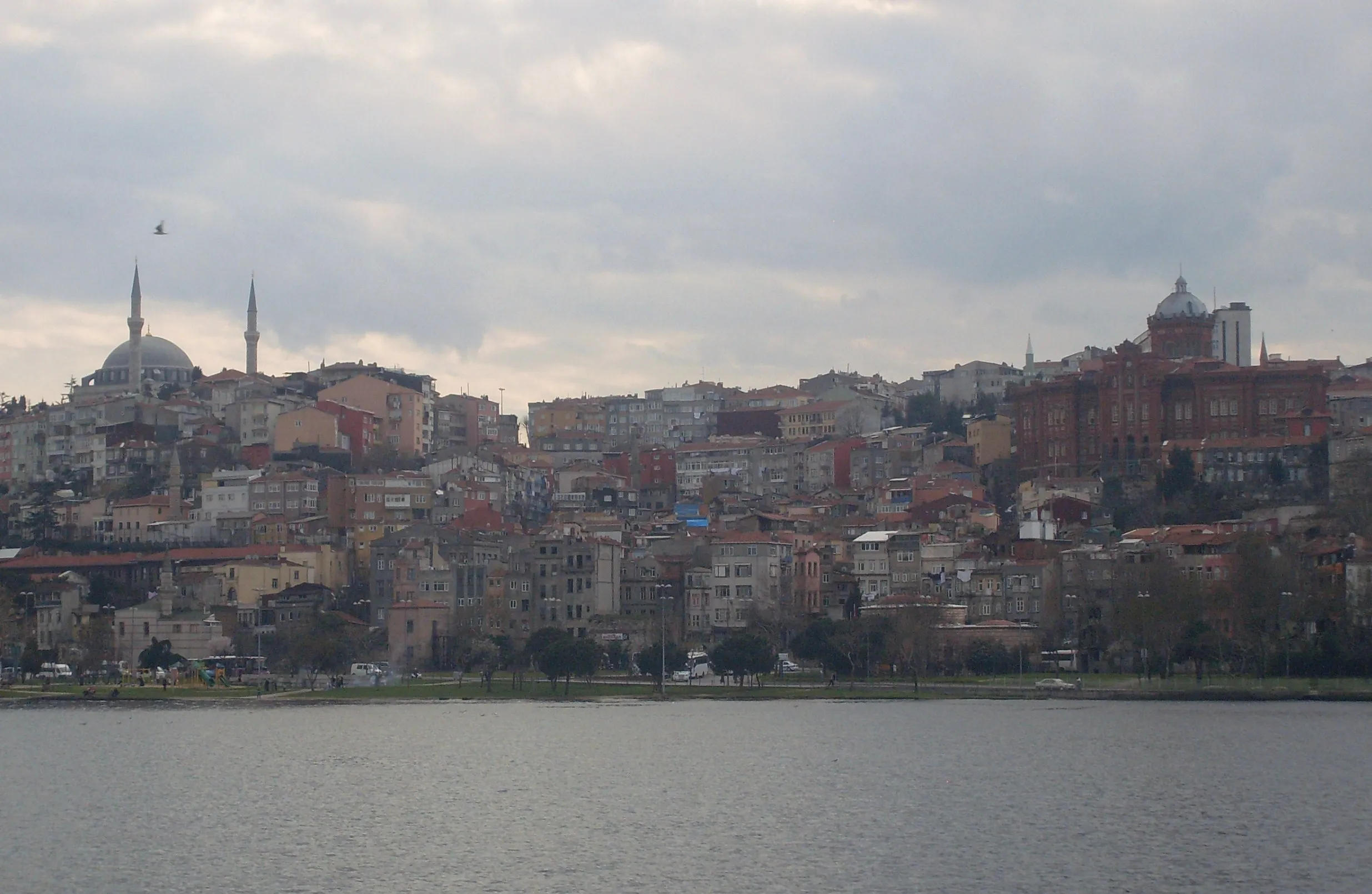 Balat'ın Haliç'ten görünümü. Sağ tarafta Fener Rum Erkek Lisesi, sol tarafta arkada Yavuz Selim Camii görülmektedir (Mart 2013)