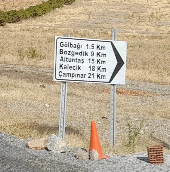 Köyün ana yola uzaklığını gösteren tabela