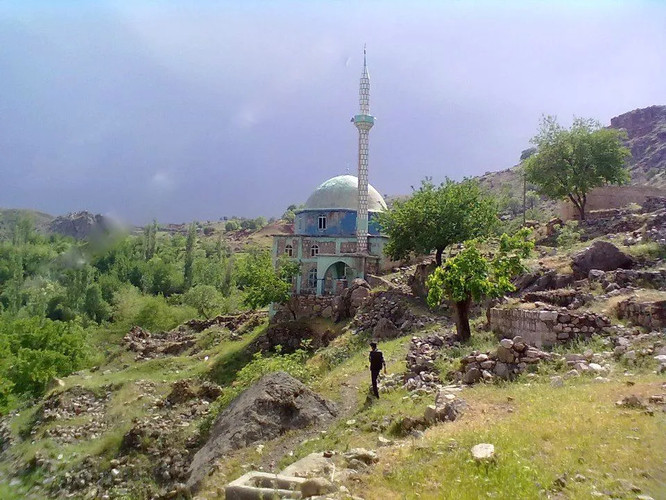 Köydeki caminin görünümü