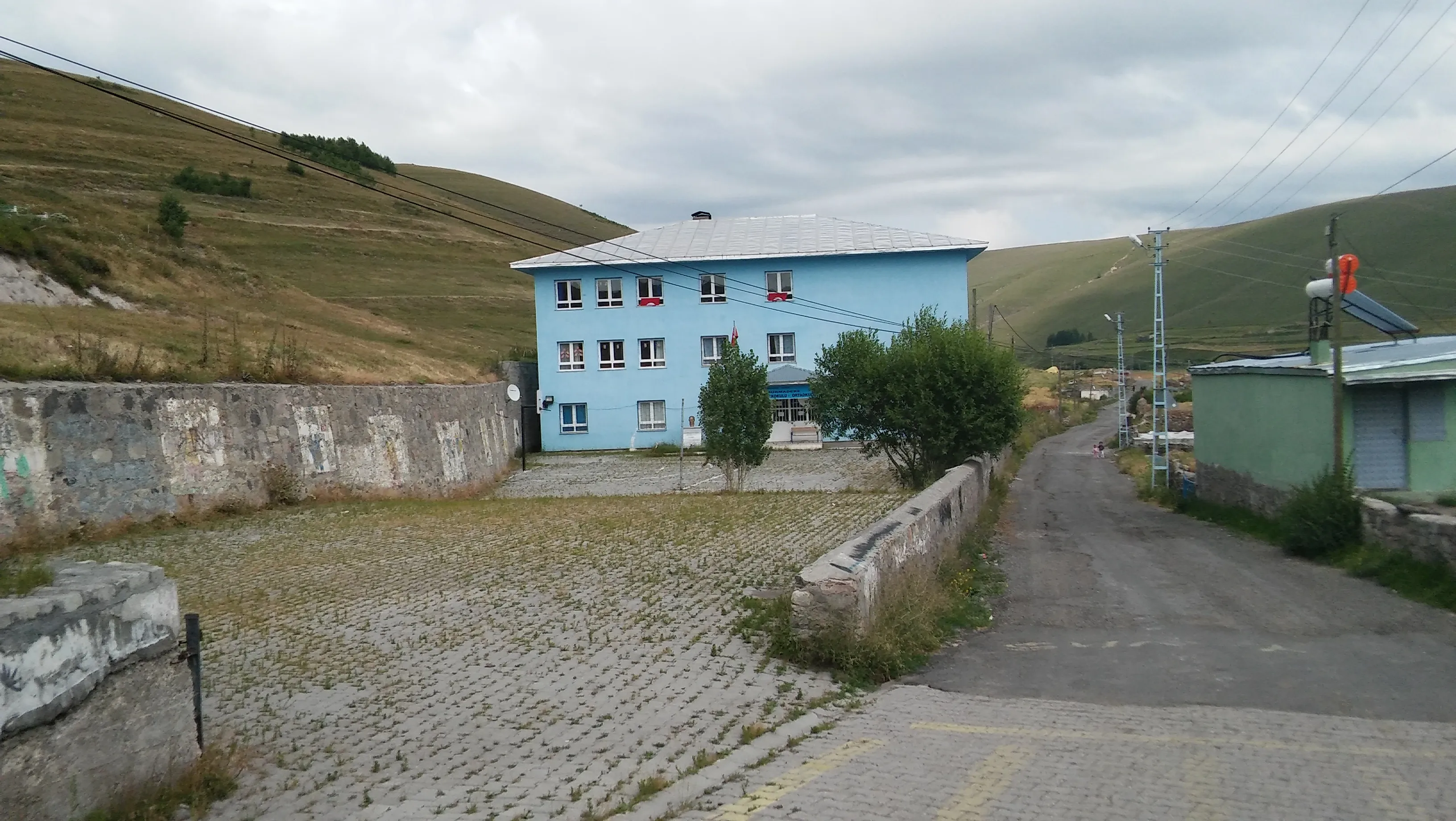 Köydeki ilköğretim okulu (Ağustos 2016)