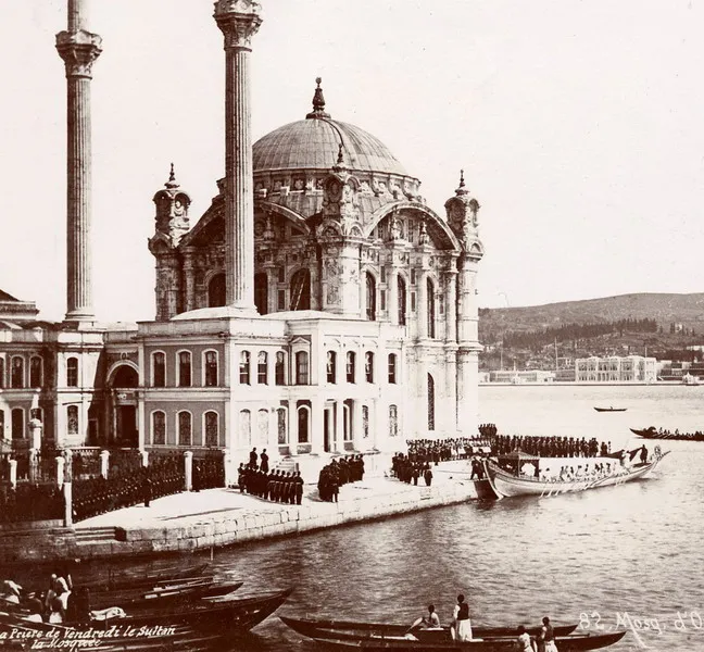 1870 yılında Sultan Abdülaziz'in cuma selamlığında çekilmiş bir fotoğraf