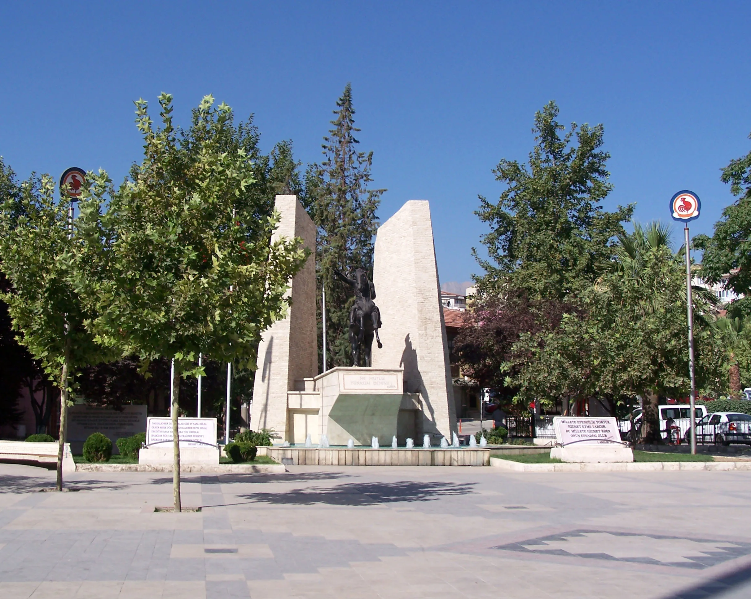 Meydandaki Atatürk heykeli