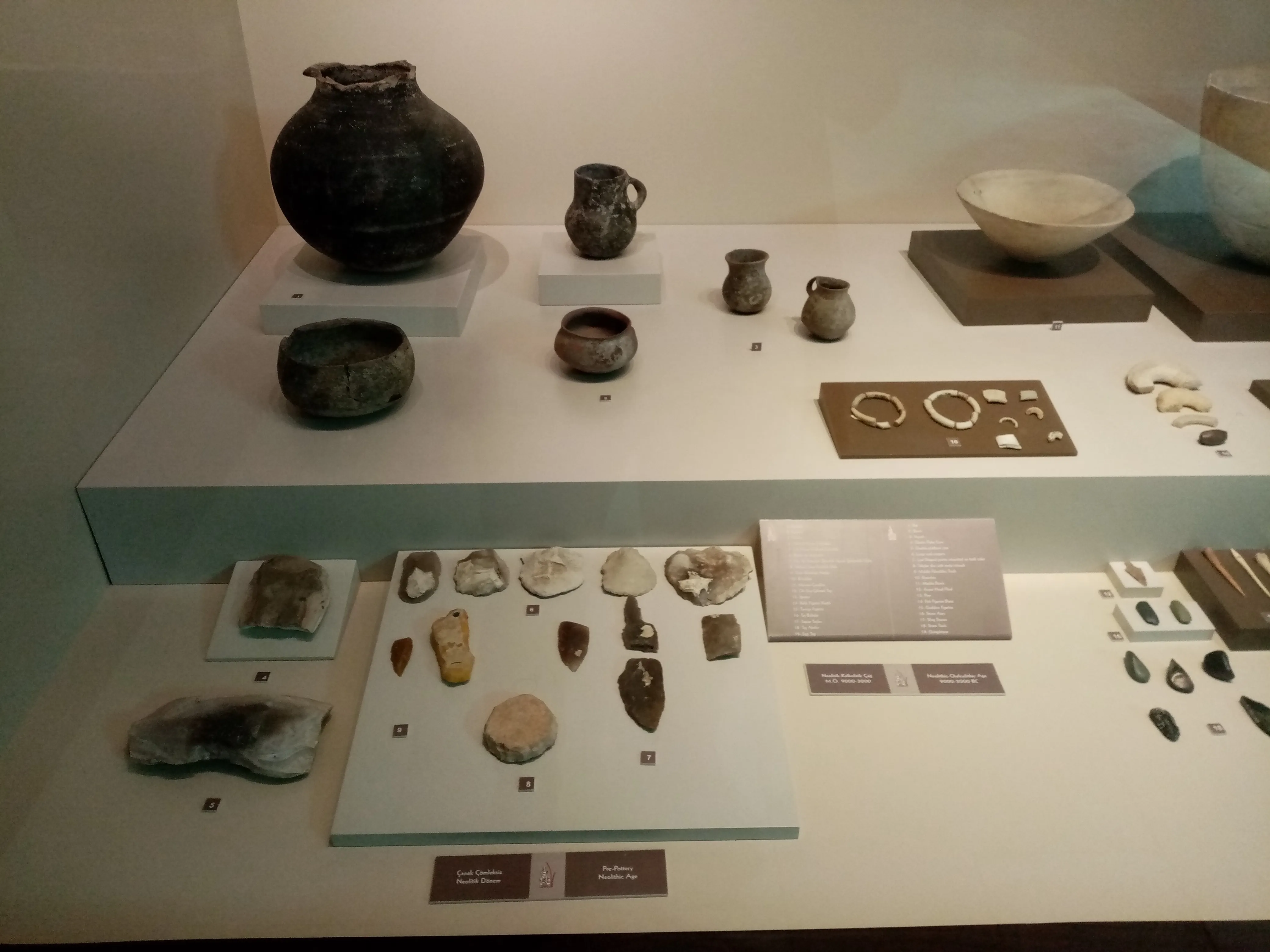 Demircihöyük'ten çıkarılmış arkeolojik buluntular. İlk iki resimde Neolitik ve Kalkolitik Çağ'a ait, MÖ 9000-3000 arasına tarihlenen buluntular görülürken, sonraki iki resimde MÖ 3000-2000 arasına tarihlenen, Erken Tunç Çağı'na ait buluntular görülmektedir. Buluntuların hepsi Eskişehir Arkeoloji Müzesi'nde sergilenmektedir.