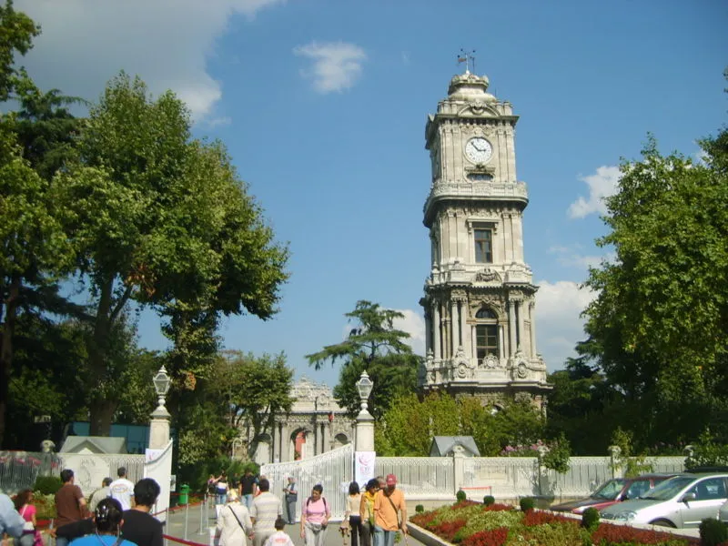 Dolmabahçe Saat Kulesi'ni ziyaret eden insanlar