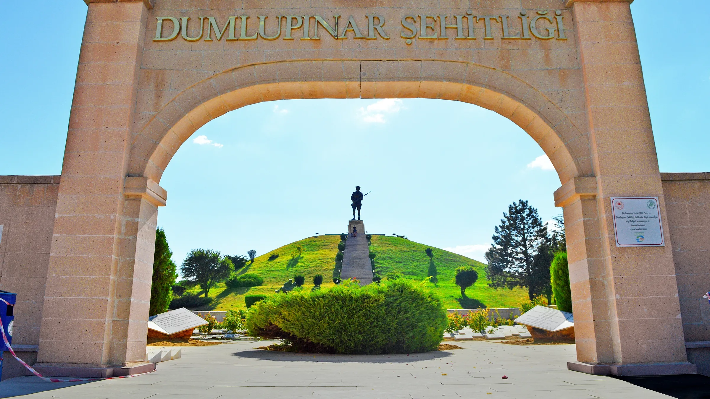 Dumlupınar Şehitliği girişi.