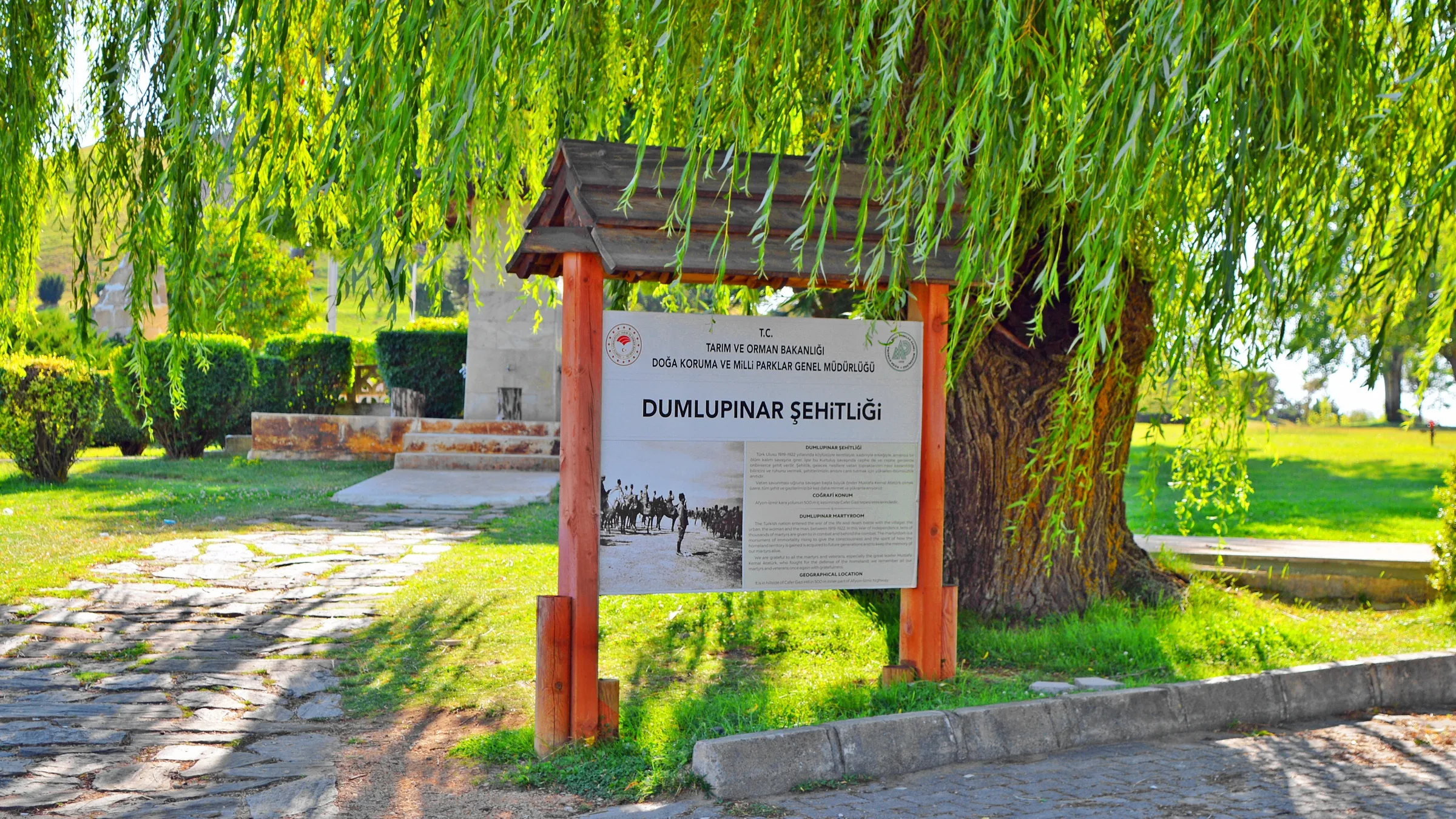 Dumlupınar Şehitliği bilgi tabelası.