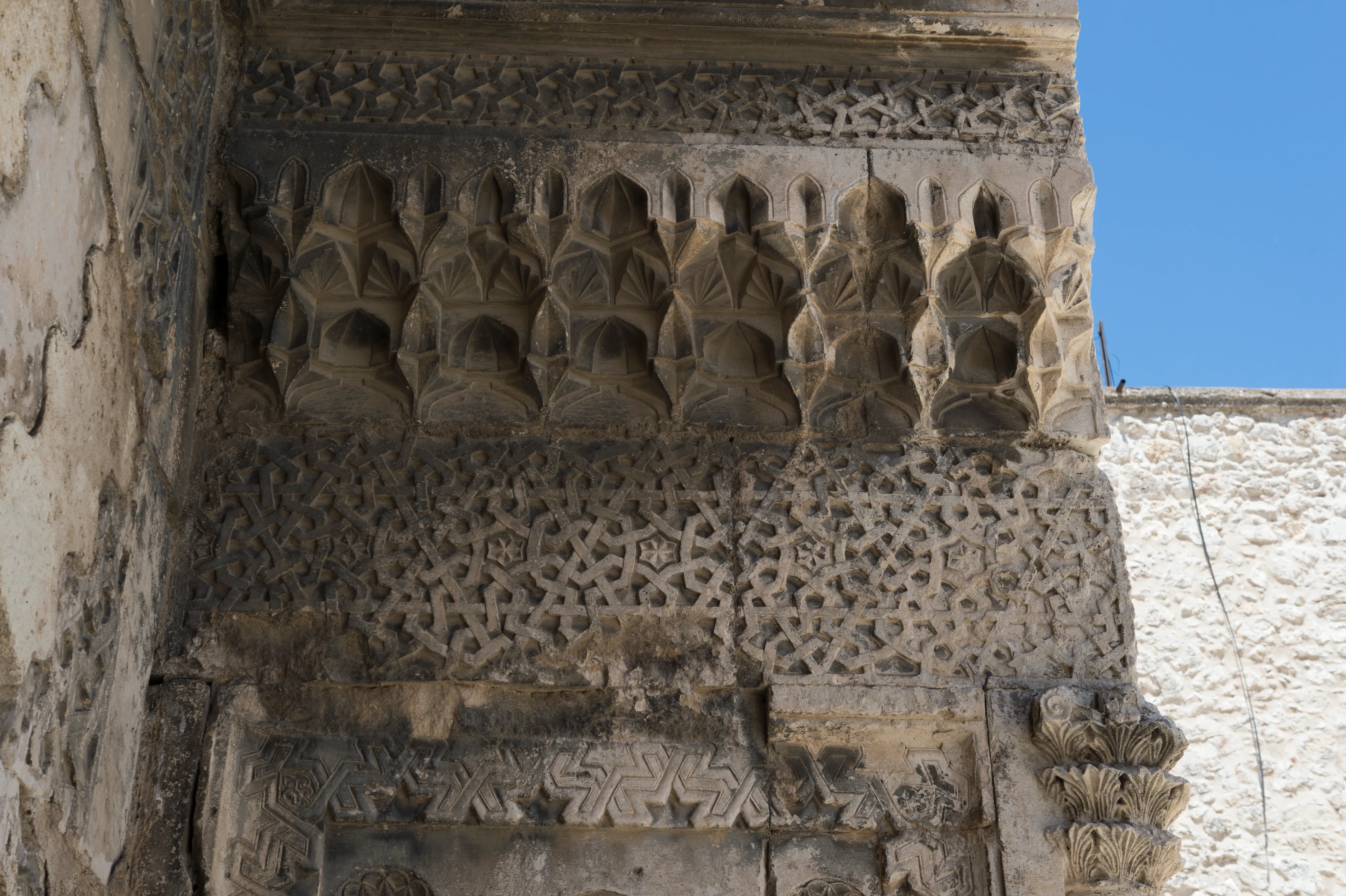 Medrese giriş kapısının yan tarafındaki süslemeler.