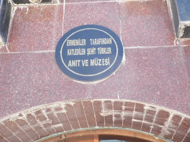 Anıt-Müze'nin girişi.