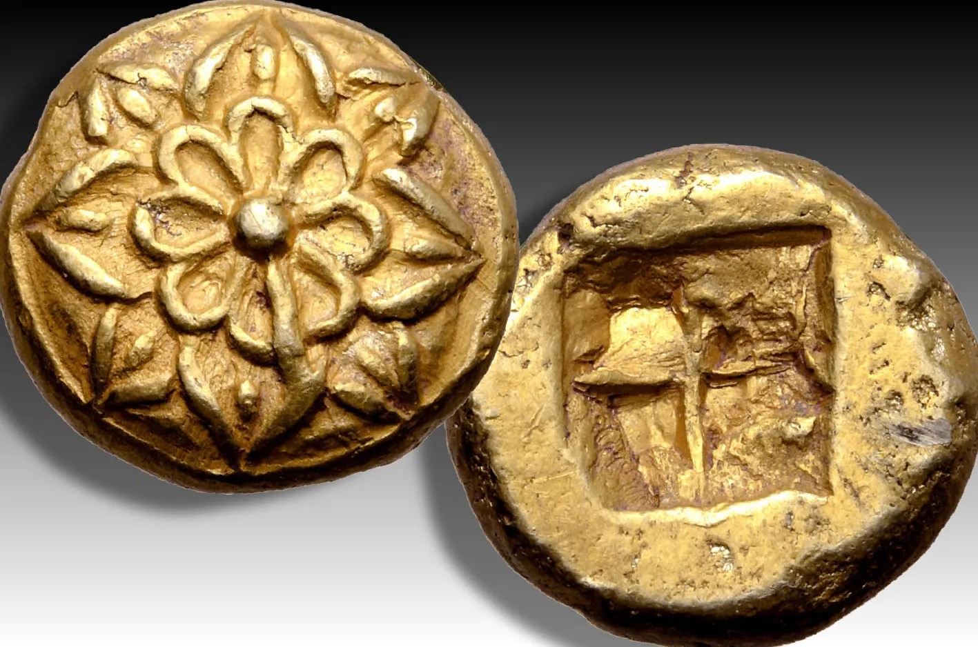 Erythrai antik kentinde darb edilmiş Hemistater kategorisinde olan antik sikke. Sikke ön yüz nilüfer çiçeği ve güneş sembolü ile süslenmiştir.