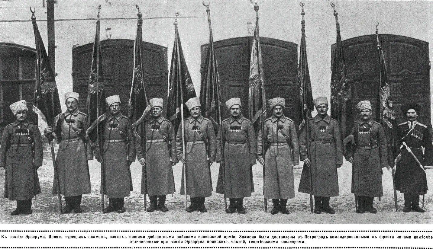 bayraklar ile ayakta duran askerler