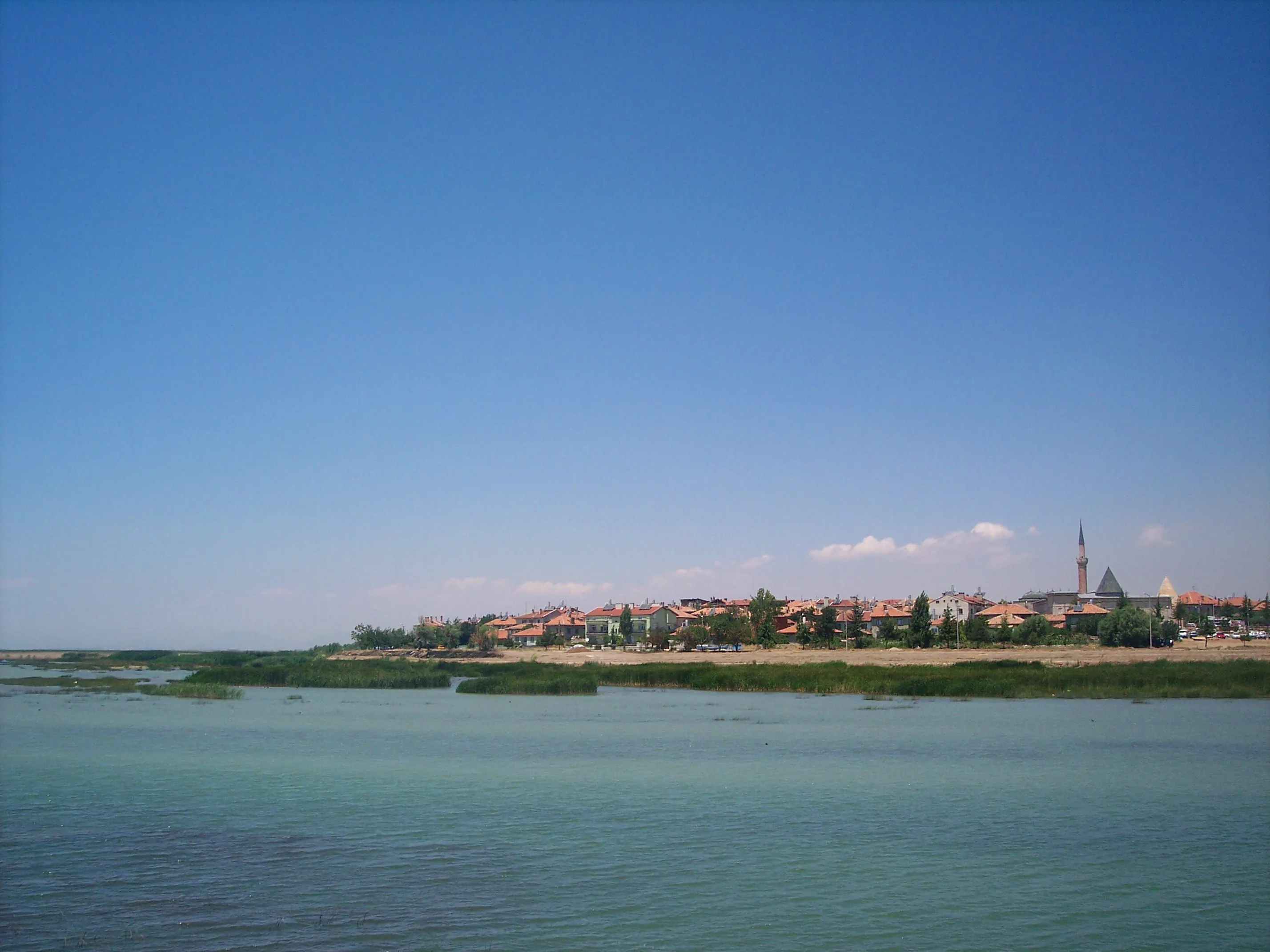 Beyşehir'in gölden görünümü (sağda minaresiyle Eşrefoğlu Camii)