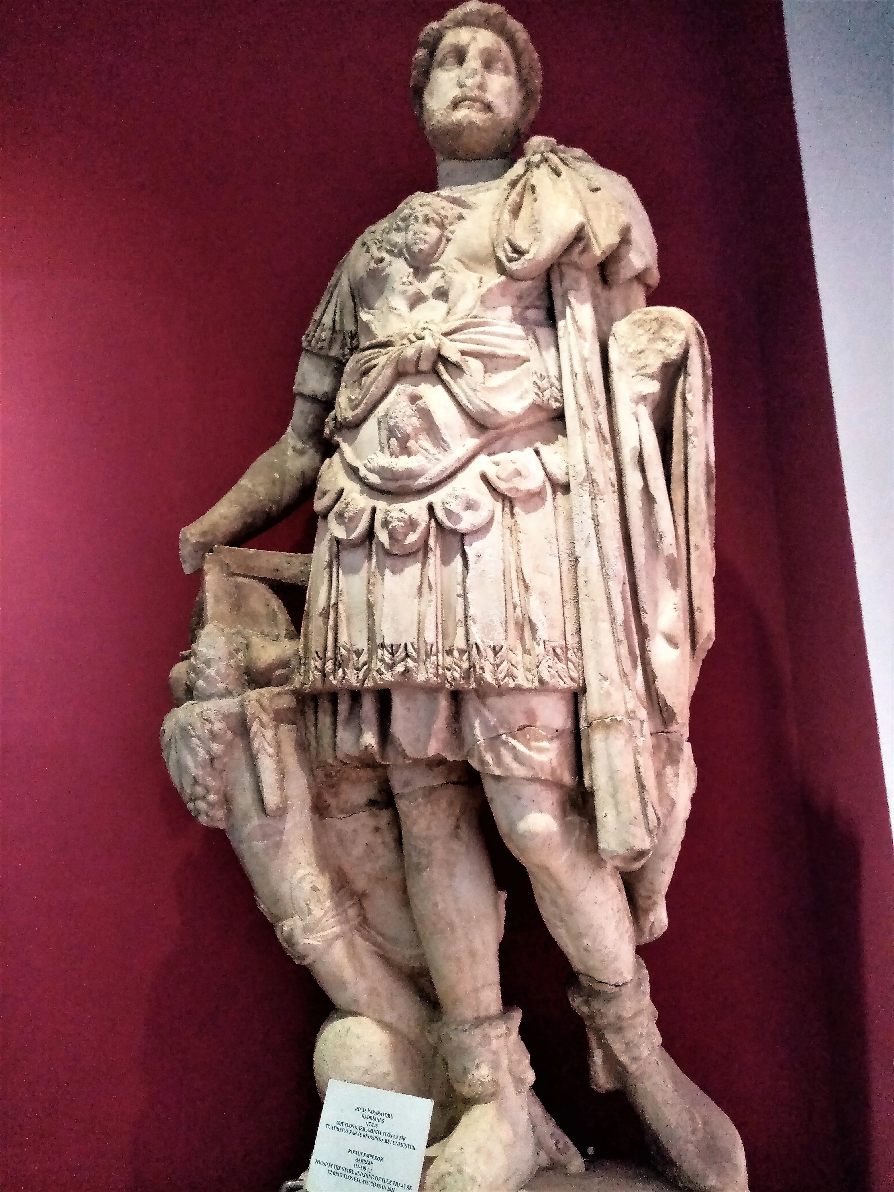 Fethiye Müzesi'nde sergilenen Roma İmparatoru heykelleri. İmparator isimleri soldan sağa: Hadrianus, Antoninus Pius ve Marcus Aurelius. Bu üç imparator da Pax Romana zamanı imparatorları olup Beş İyi İmparator içinde değerlendirilirler.