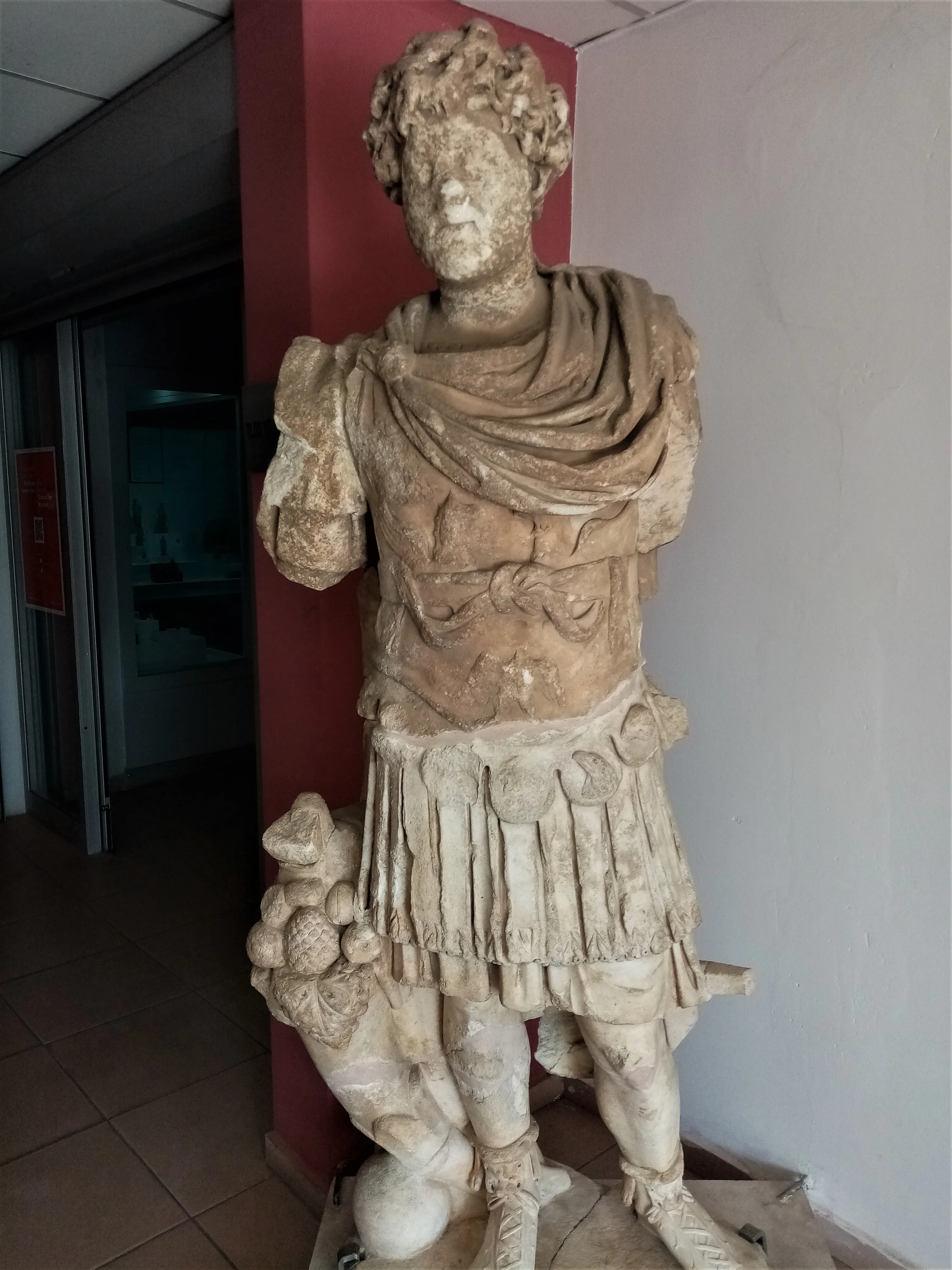 Fethiye Müzesi'nde sergilenen Roma İmparatoru heykelleri. İmparator isimleri soldan sağa: Hadrianus, Antoninus Pius ve Marcus Aurelius. Bu üç imparator da Pax Romana zamanı imparatorları olup Beş İyi İmparator içinde değerlendirilirler.