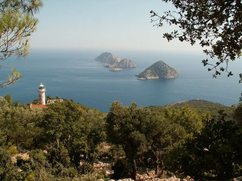 Gelidonya Burnu üzerindeki Gelidonya Feneri ve karşısındaki Beş Adalar, Antalya ve Finike Körfezlerinin sınırını oluşturur.