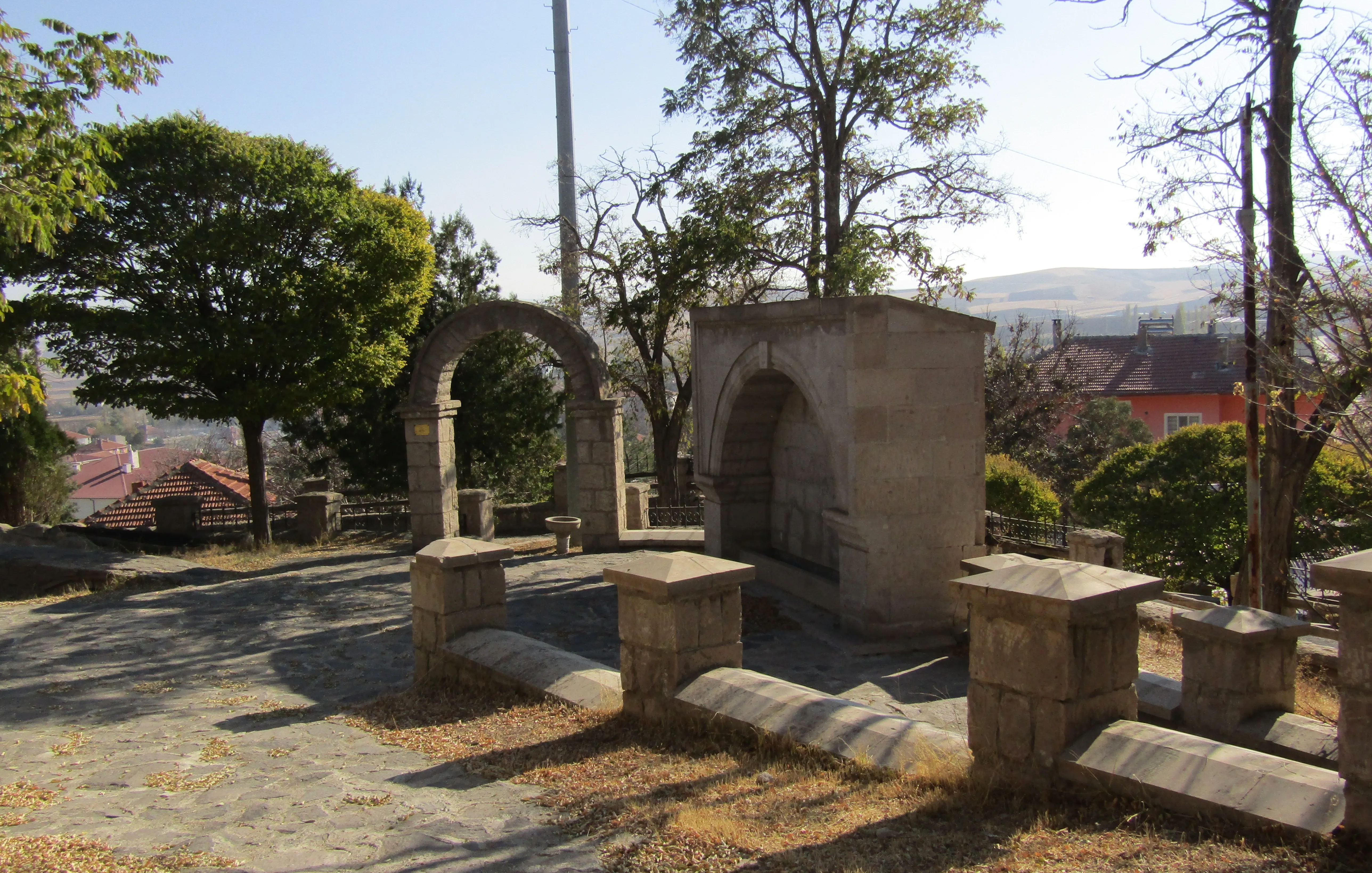 Seyrantepe Giriş Kapısı ve Çeşme (Gemerek)