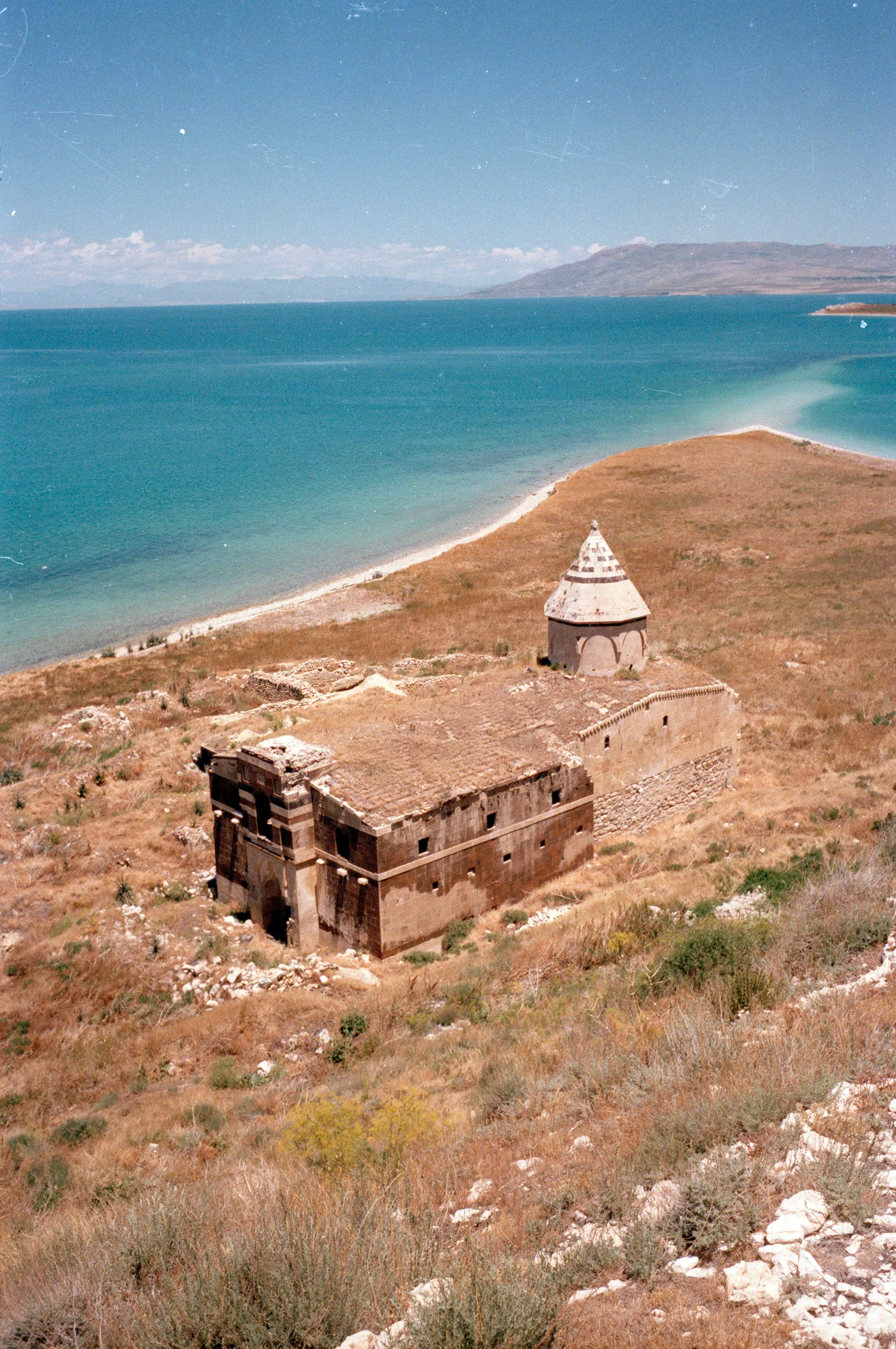 Manastır ve Van Gölü