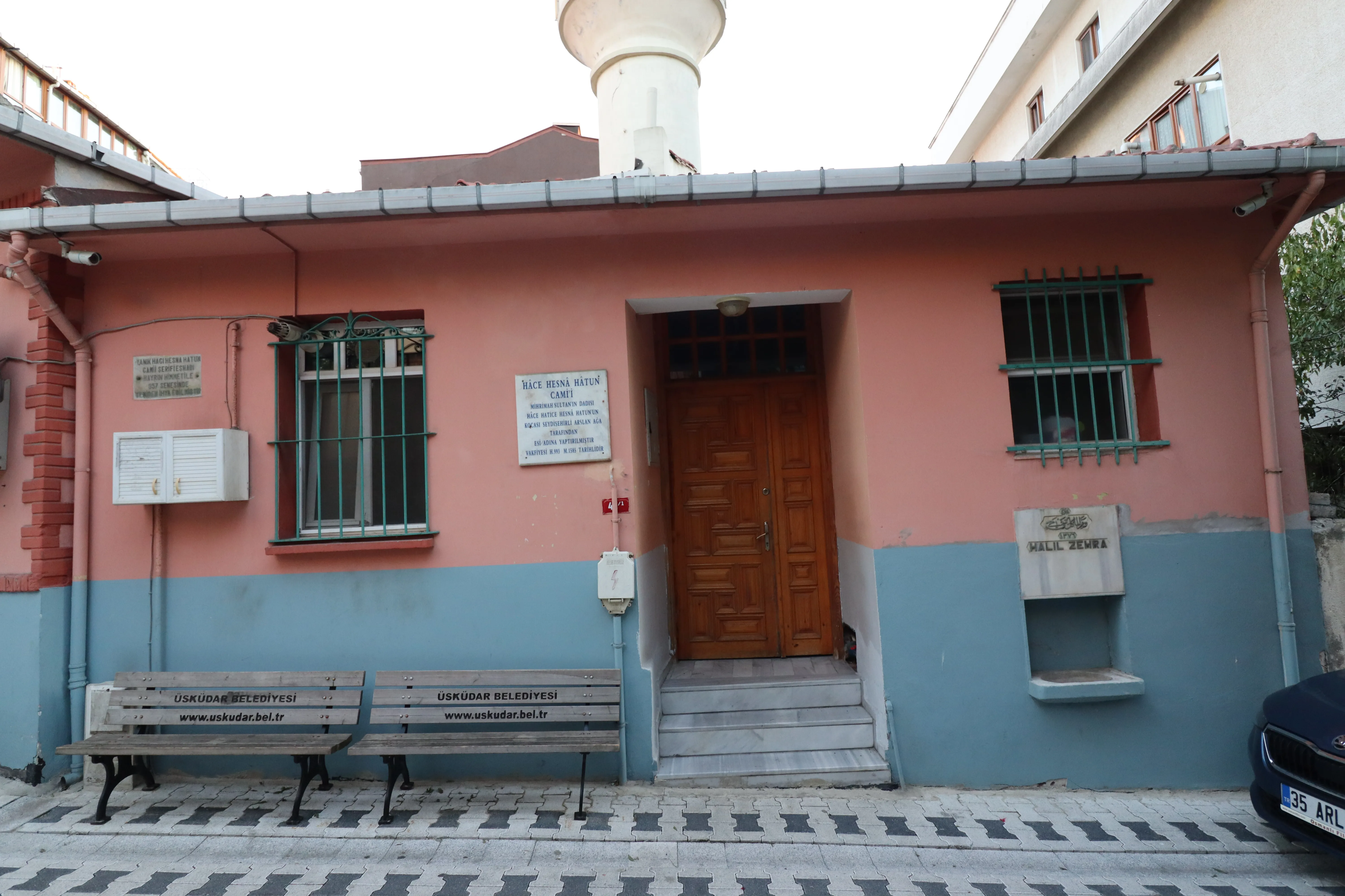 Cami girişi.