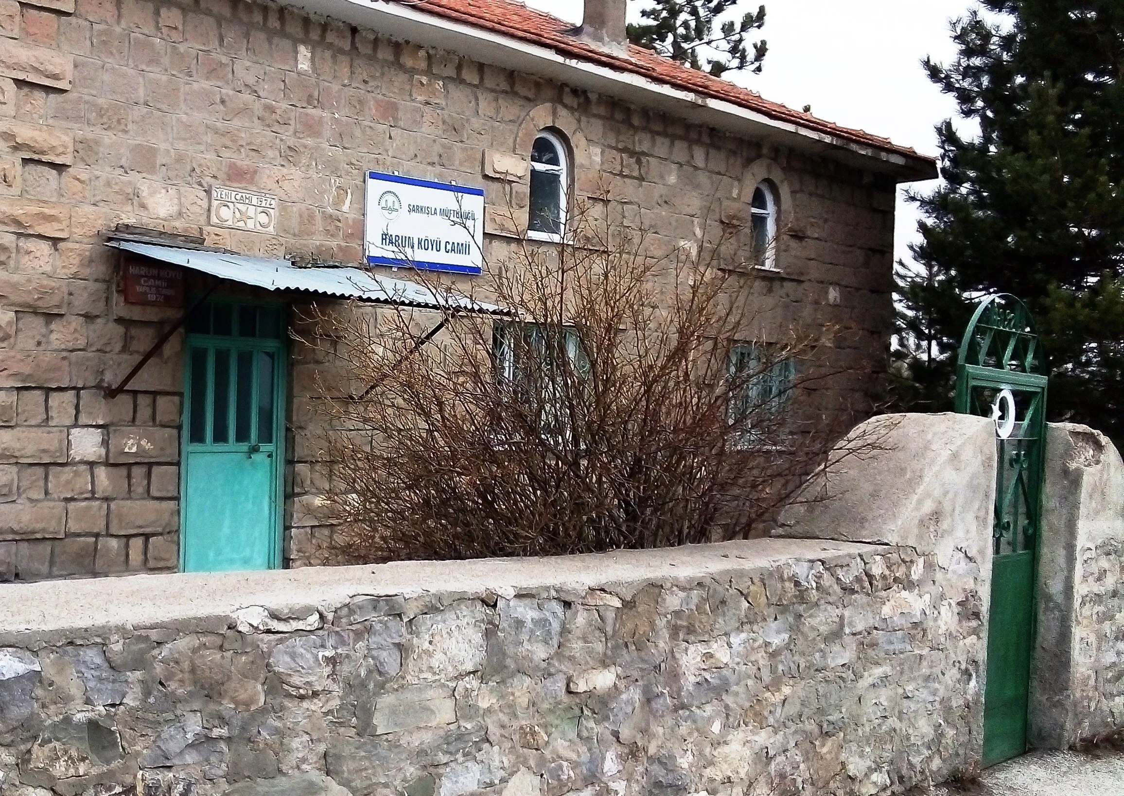 Yeni Cami (ön taraf) - Kapı saçaklığının altındaki tabelada 