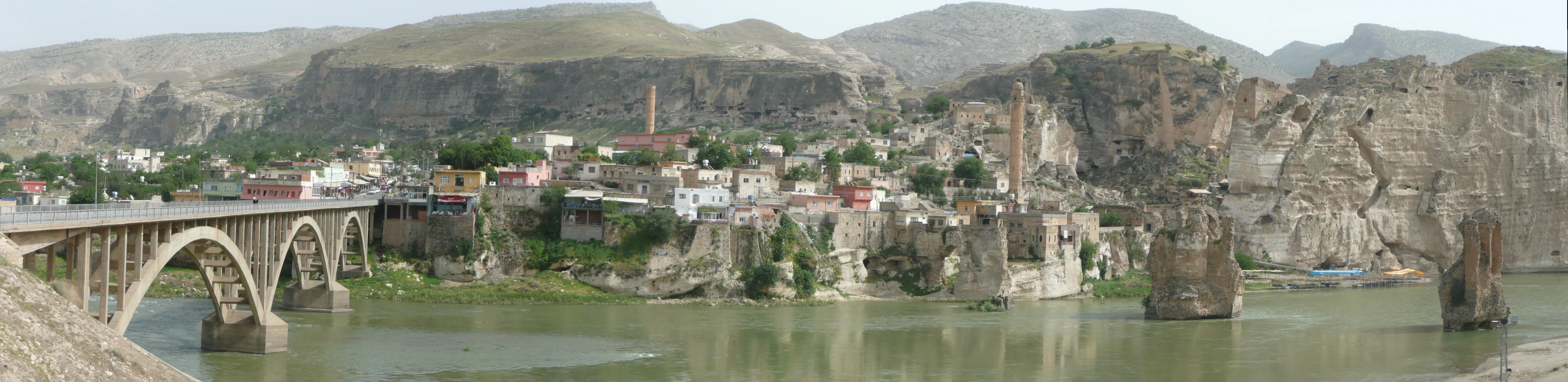 Hasankeyf ve yeni köprü.