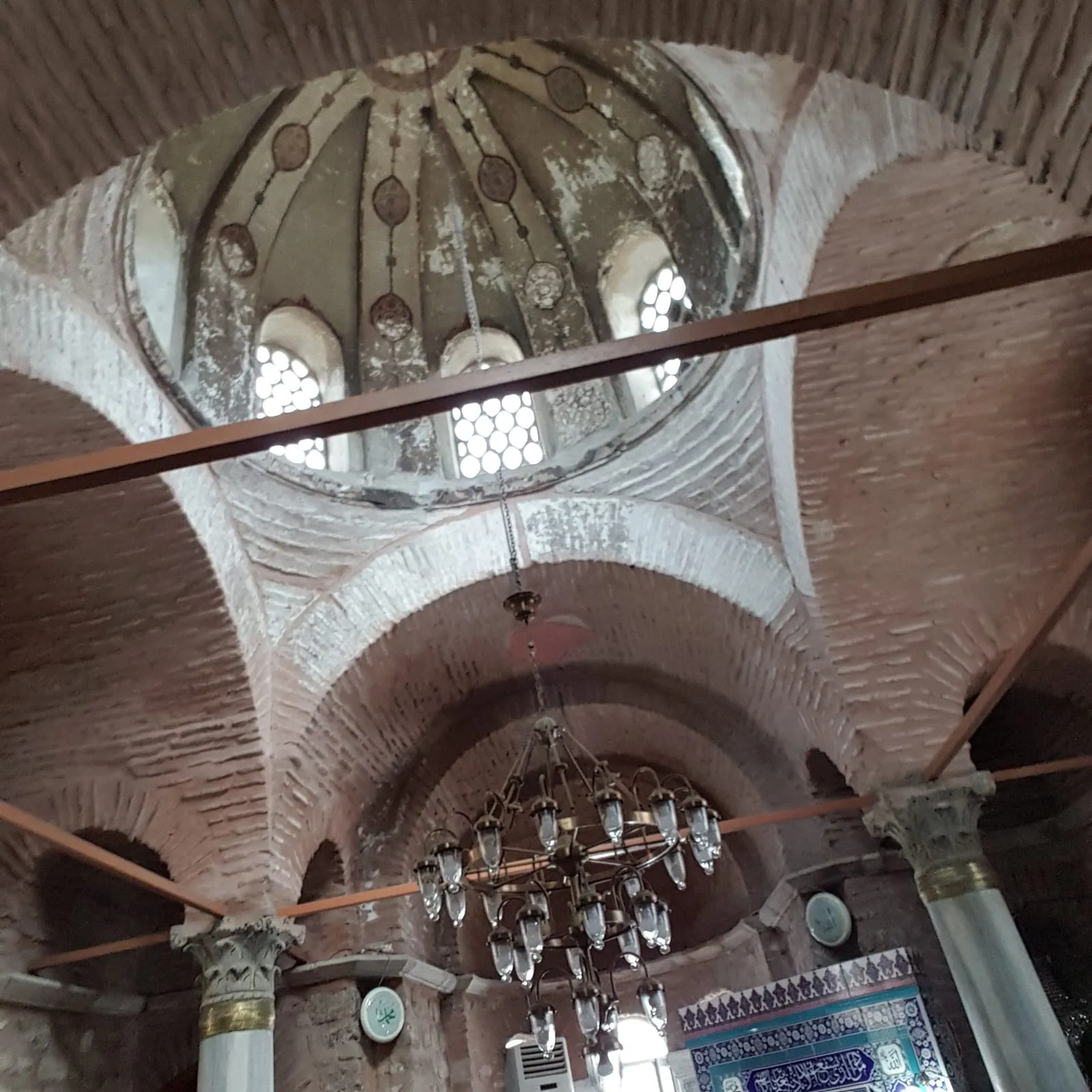 Camii içinden bir görüntü 2/4