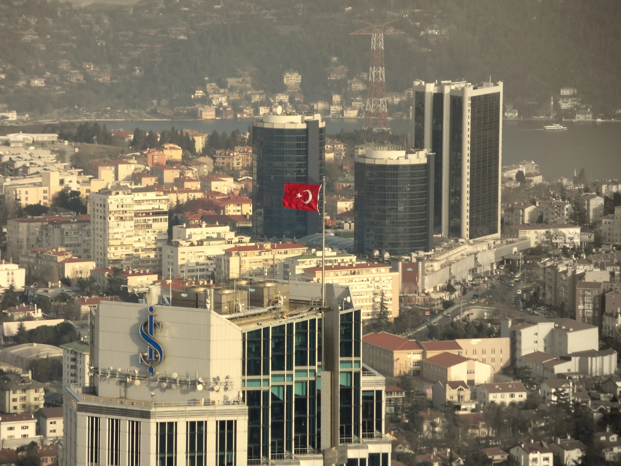 Kulenin tepesi, arkada Akmerkez ve boğaz görünmektedir.