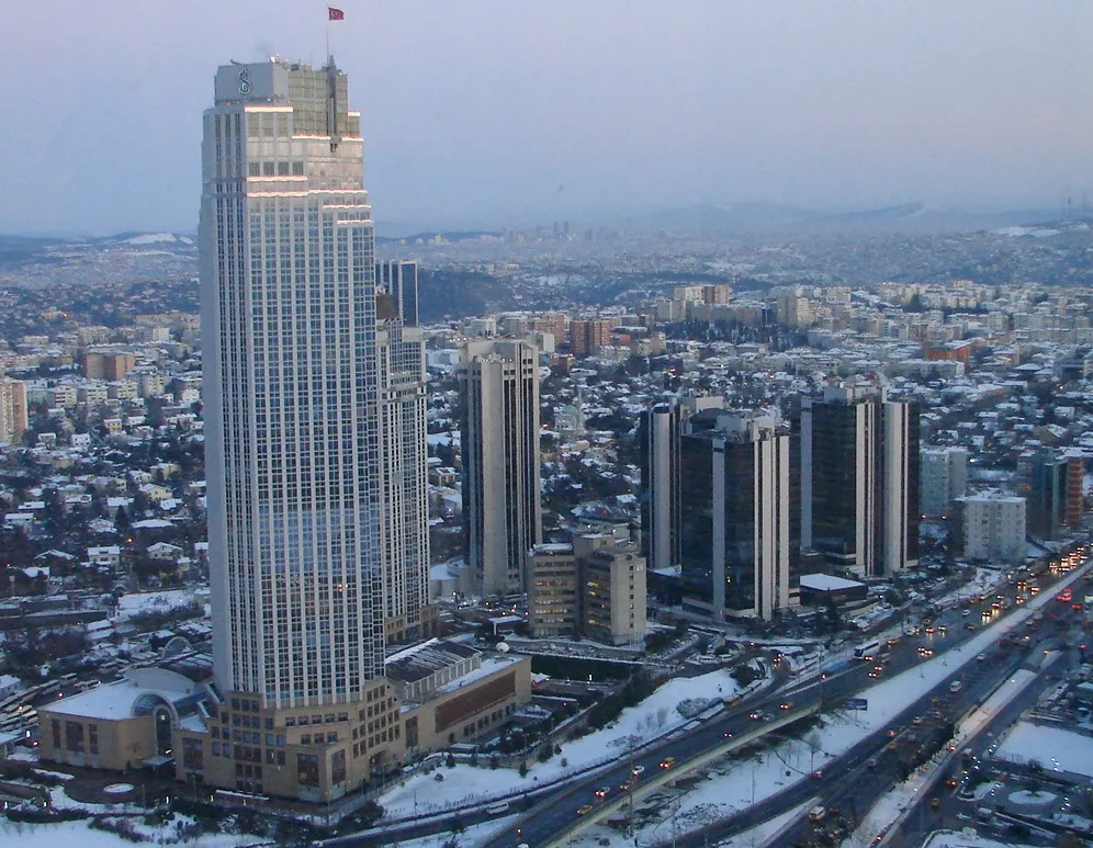 İş Kuleleri (en solda)