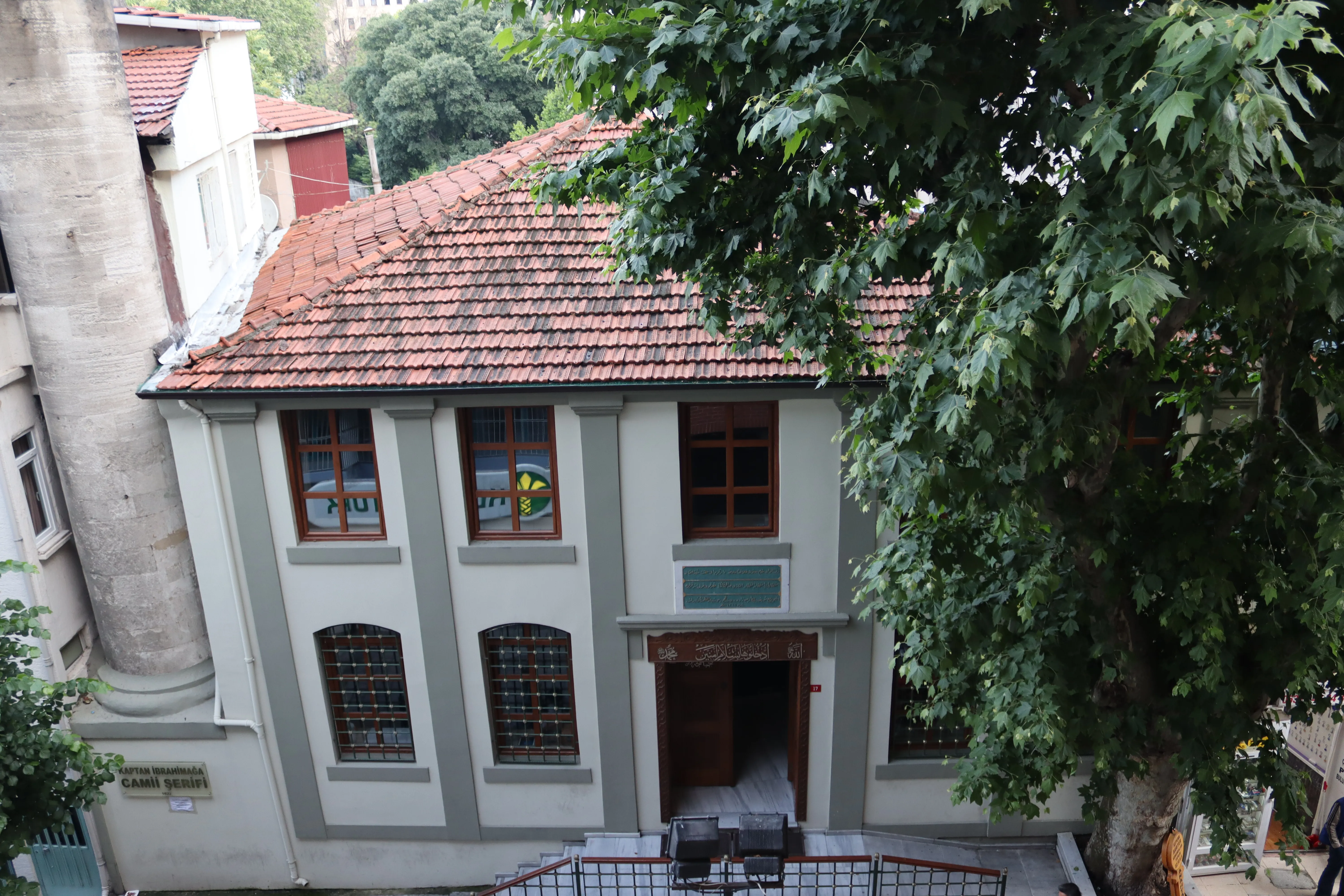 Caminin dışardan genel görünümü