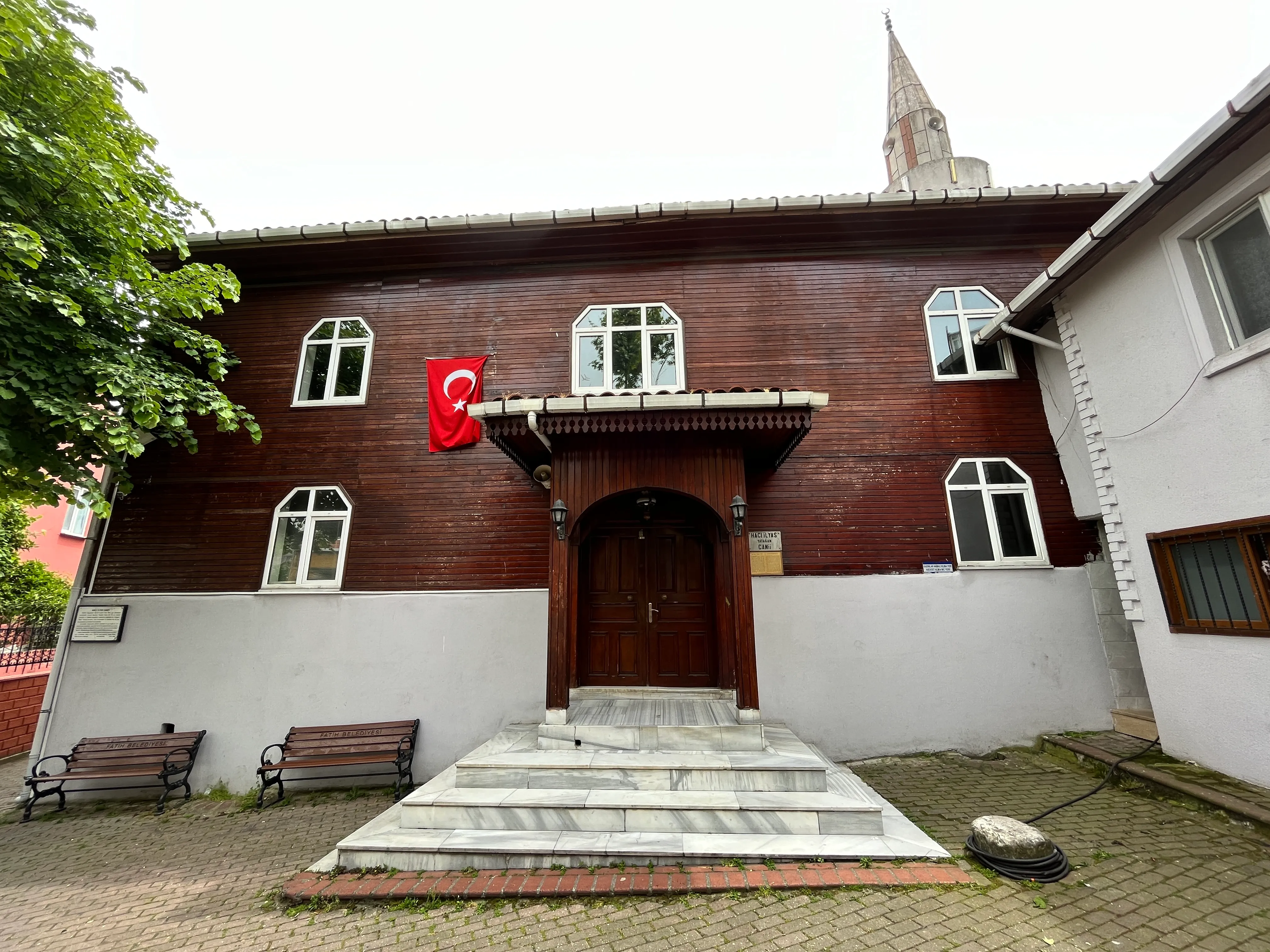 Caminin ön cephesi.