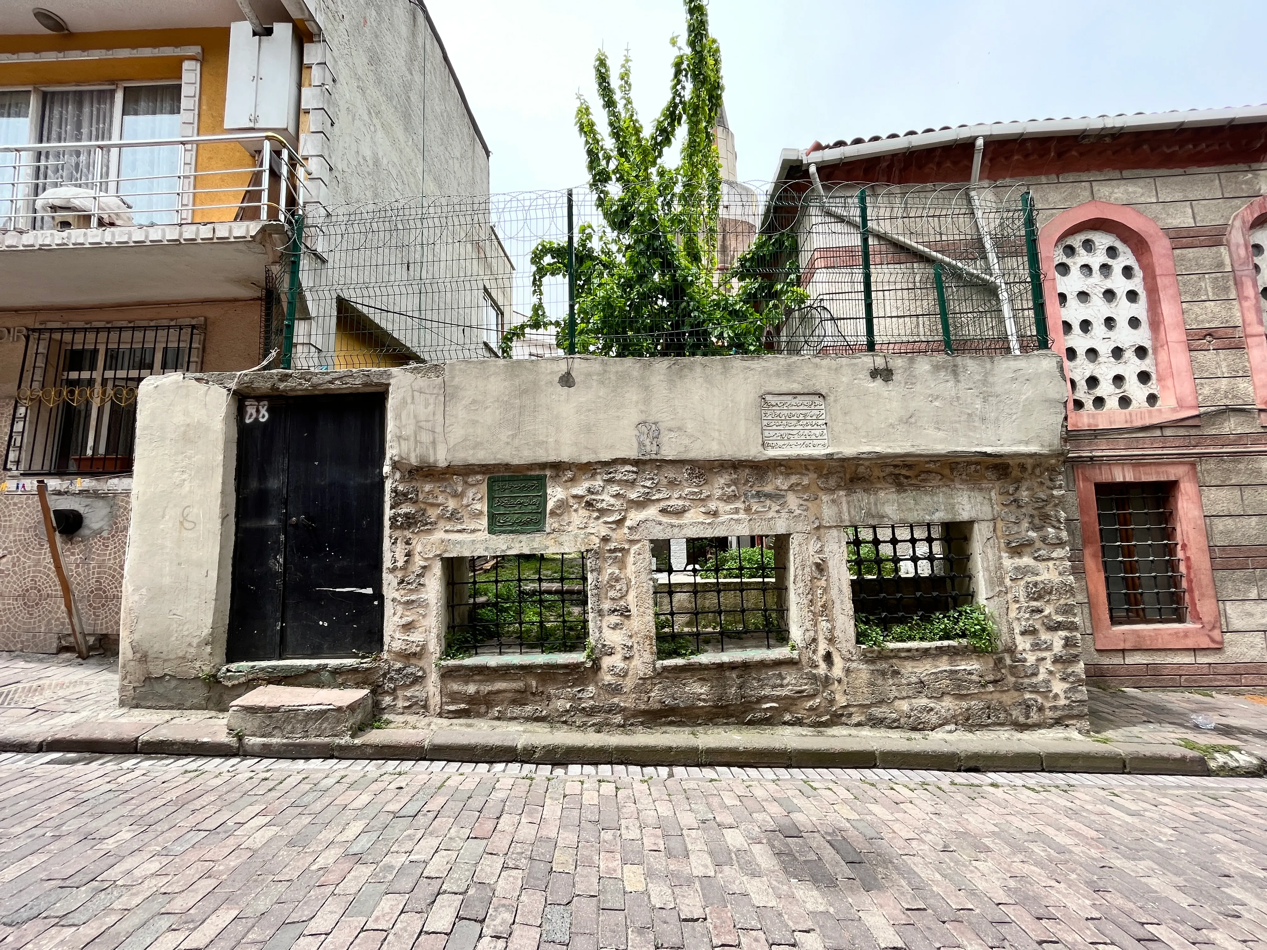 Minare tarafında bulunan hazire.