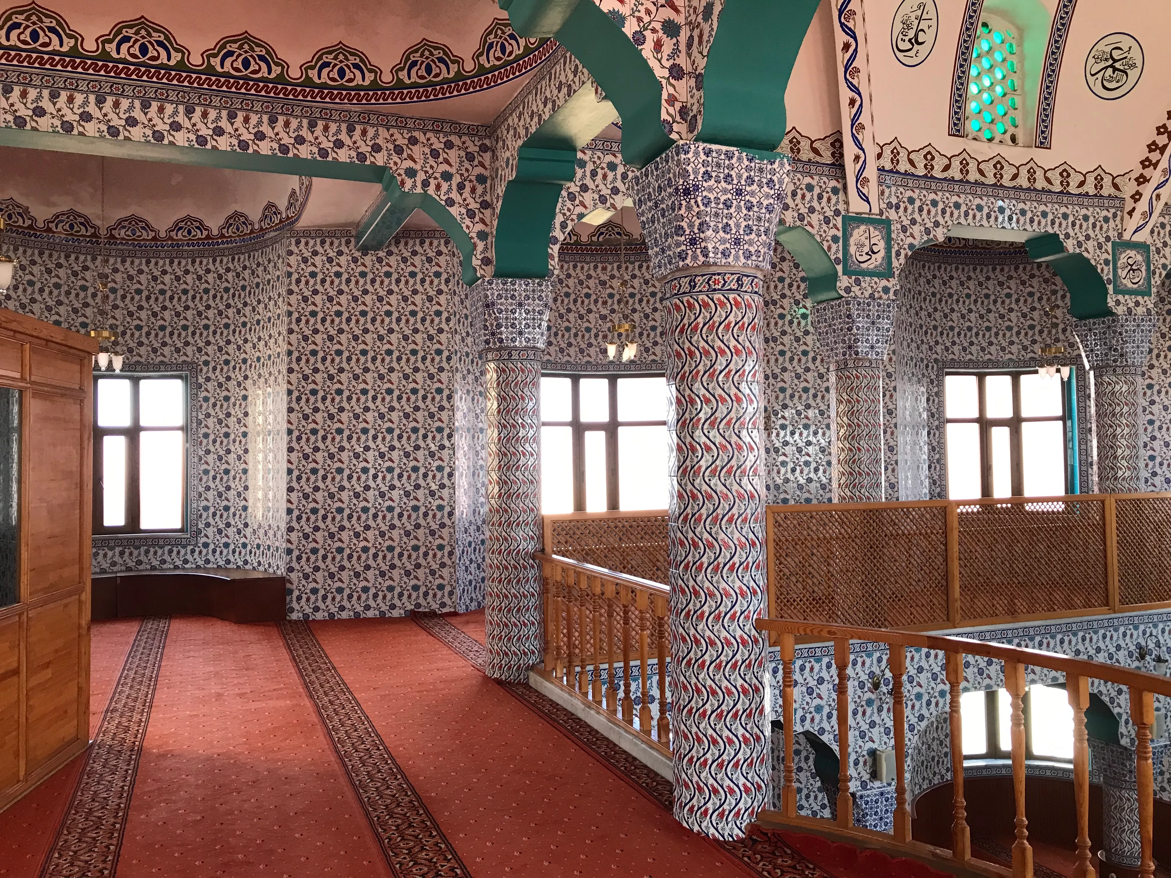 Kadınlar mahfili, apsislerin çinilerle kaplanmış iç kısmı