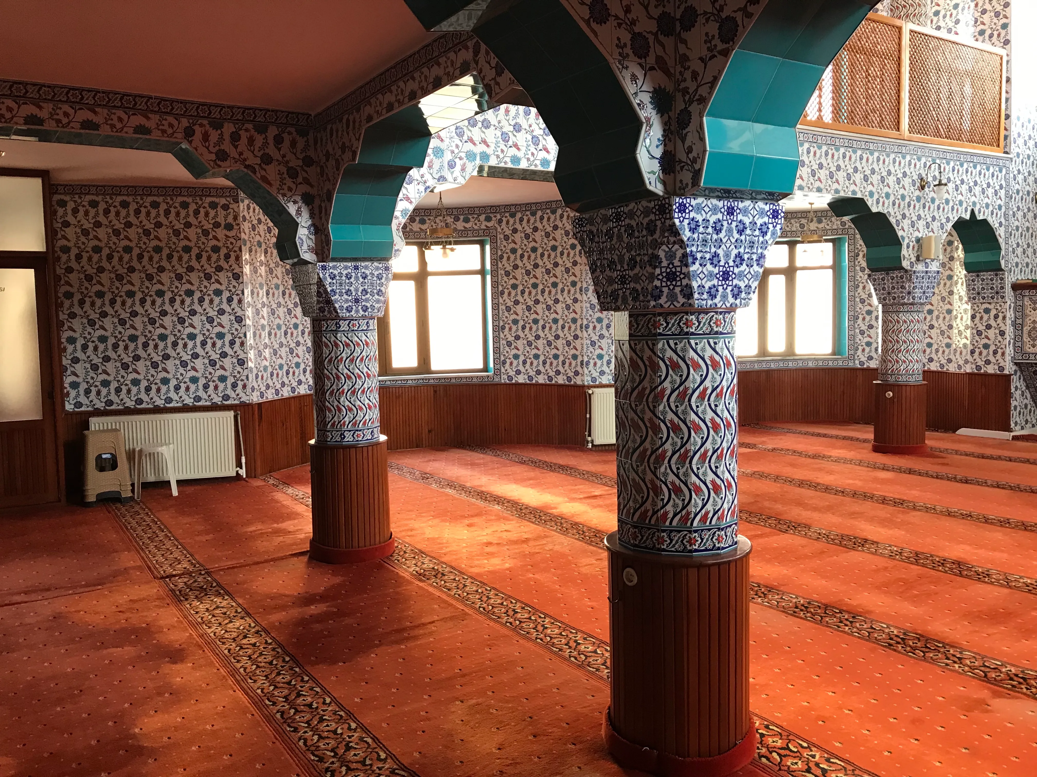 Caminin içi, çinilerle kaplanmış sütunlar.