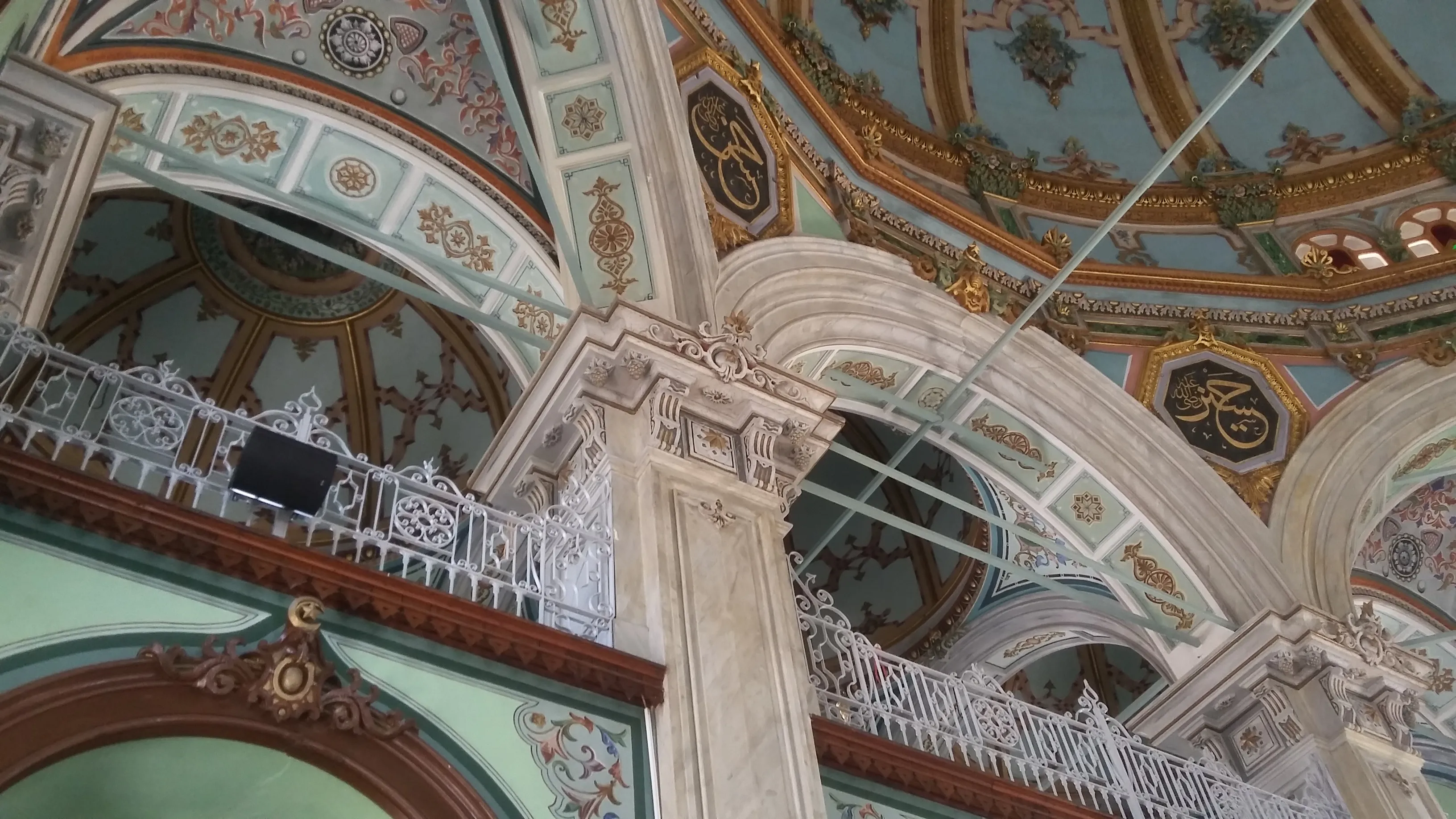 Camii içinden bir görüntü 1/8