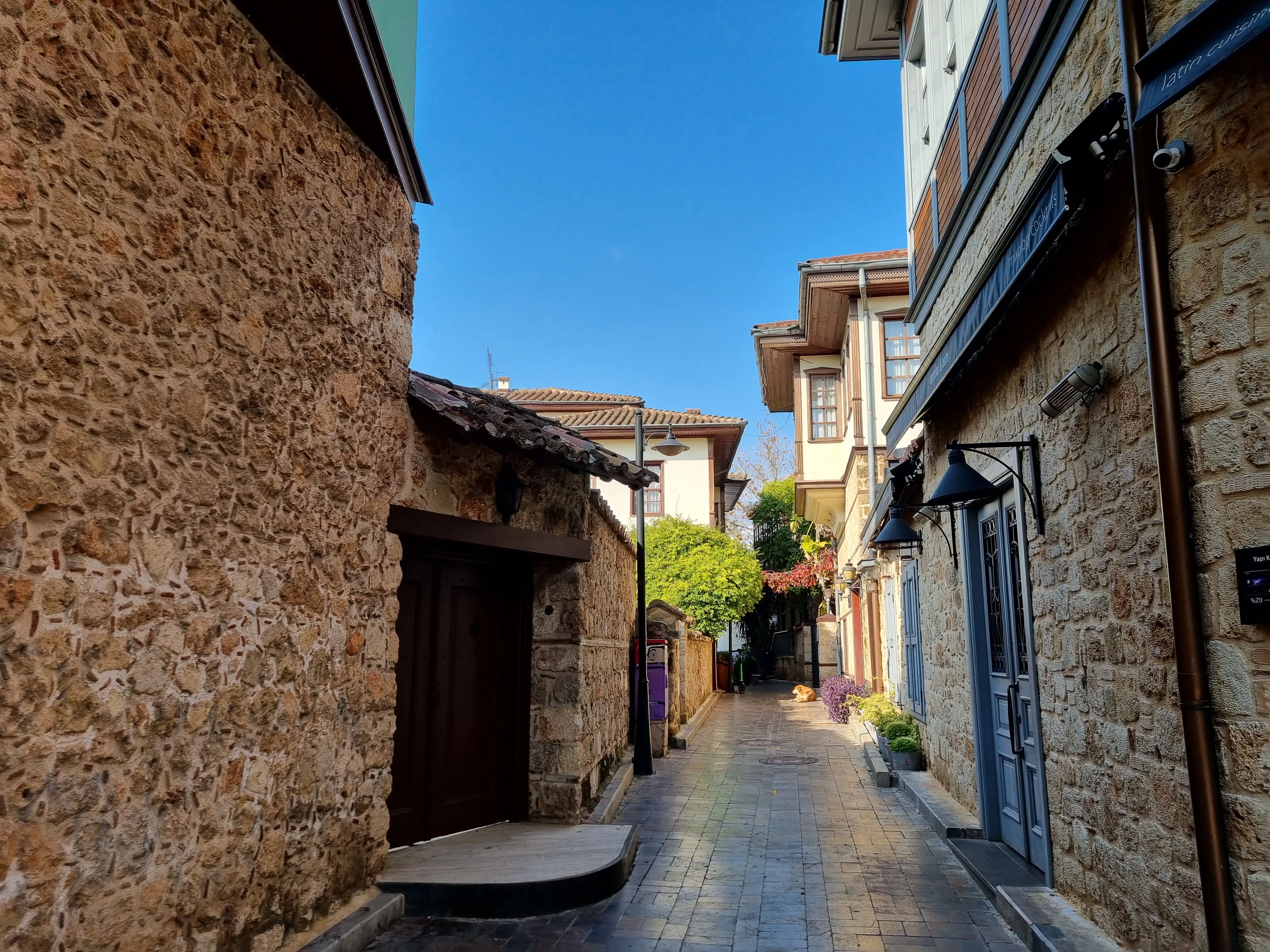 Kaleiçi’nde dar bir sokak