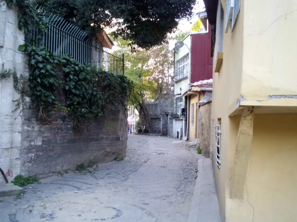 Karagümrük'te tarihi bir sokak