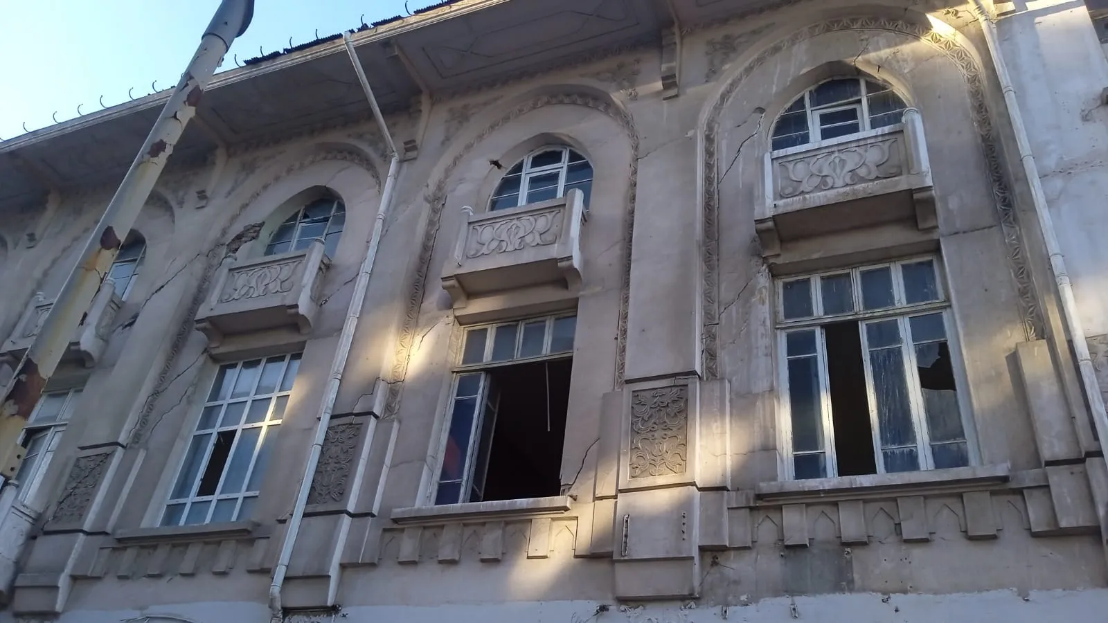 2020 Ege Denizi depremi sonrasında Kardiçalı Han'ın üzerinde oluşan çatlaklar.