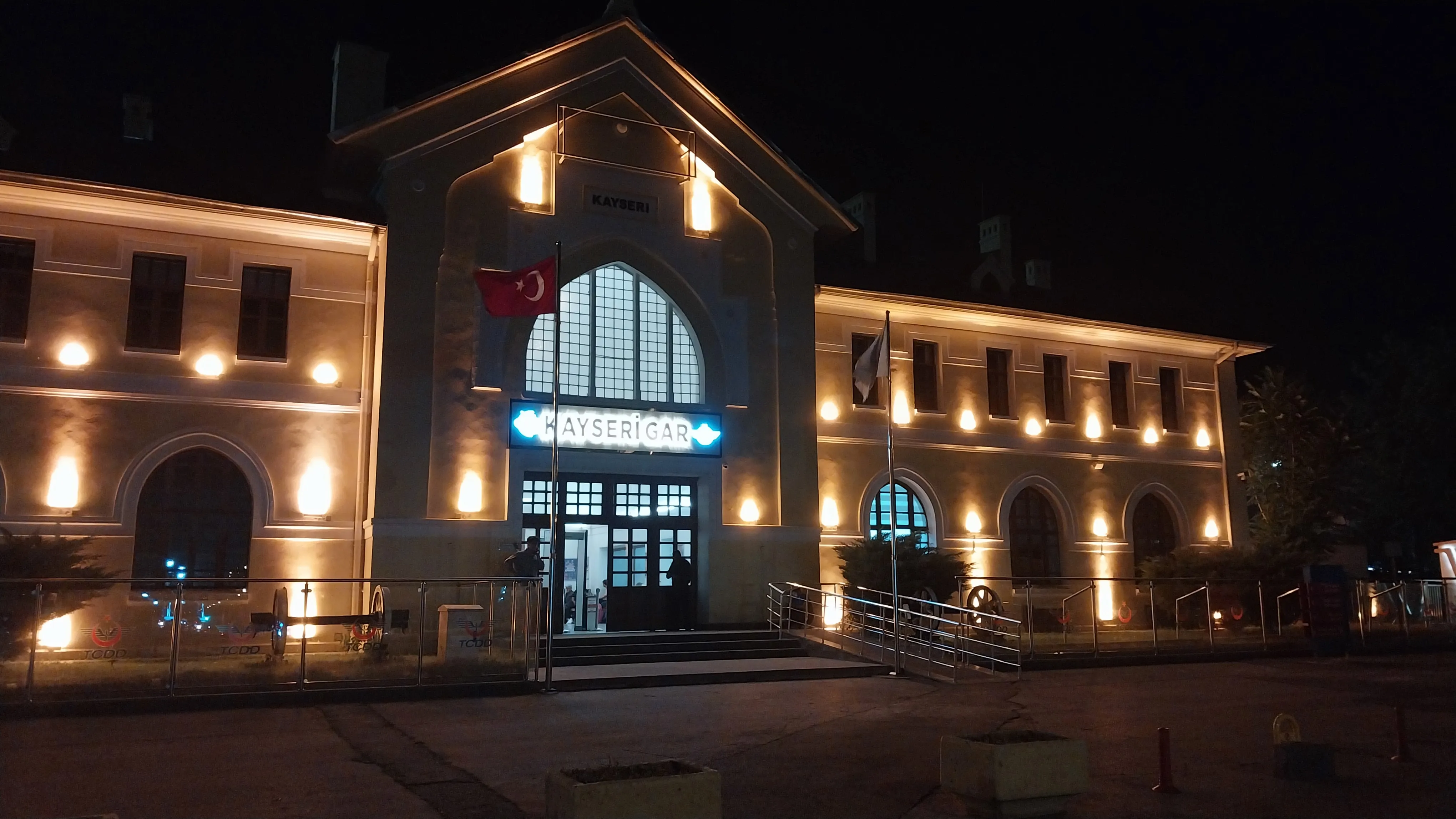 Gar binası (gece)