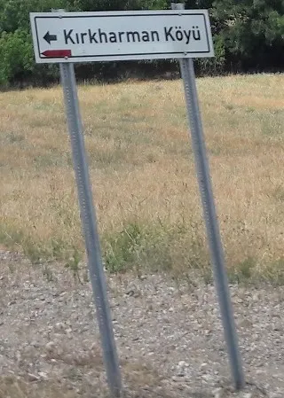Köye giden yolu gösteren tabela